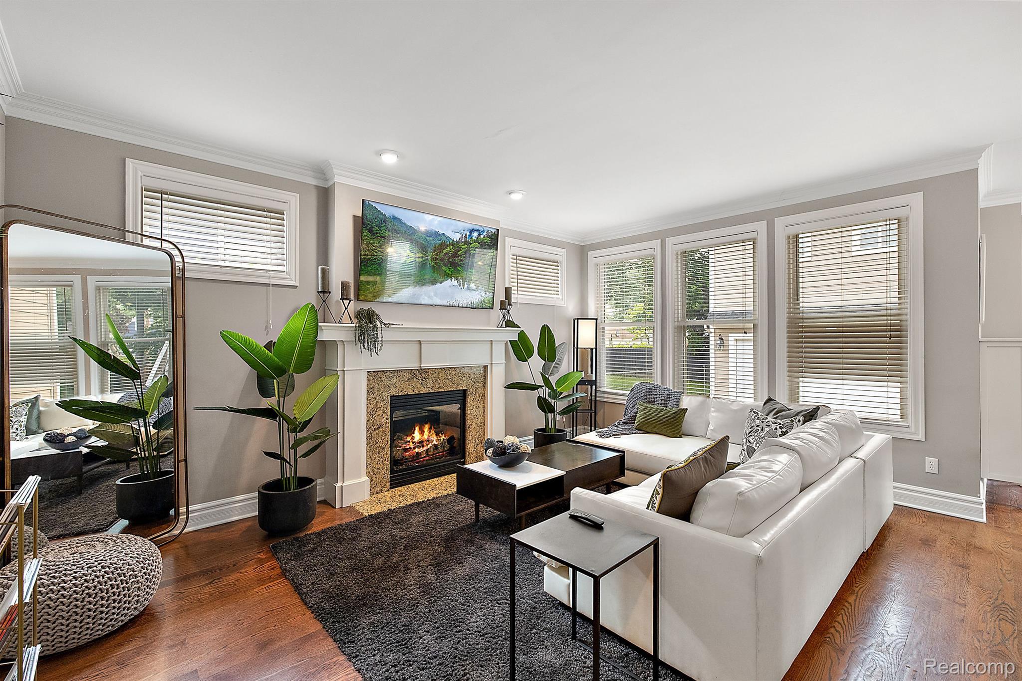 1297 E LINCOLN Street