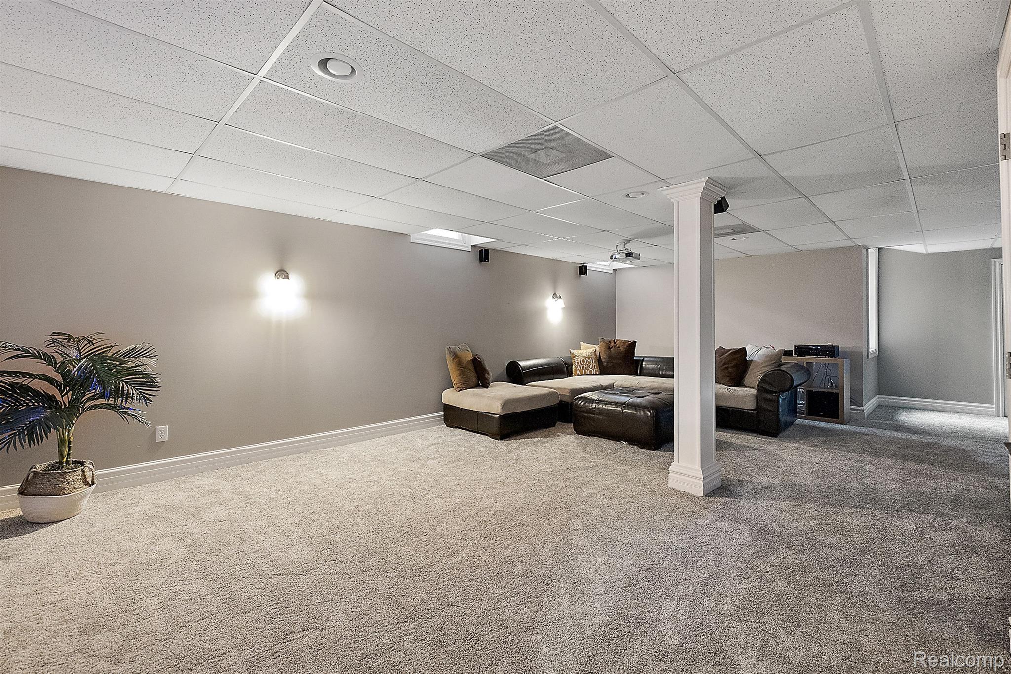 1297 E LINCOLN Street