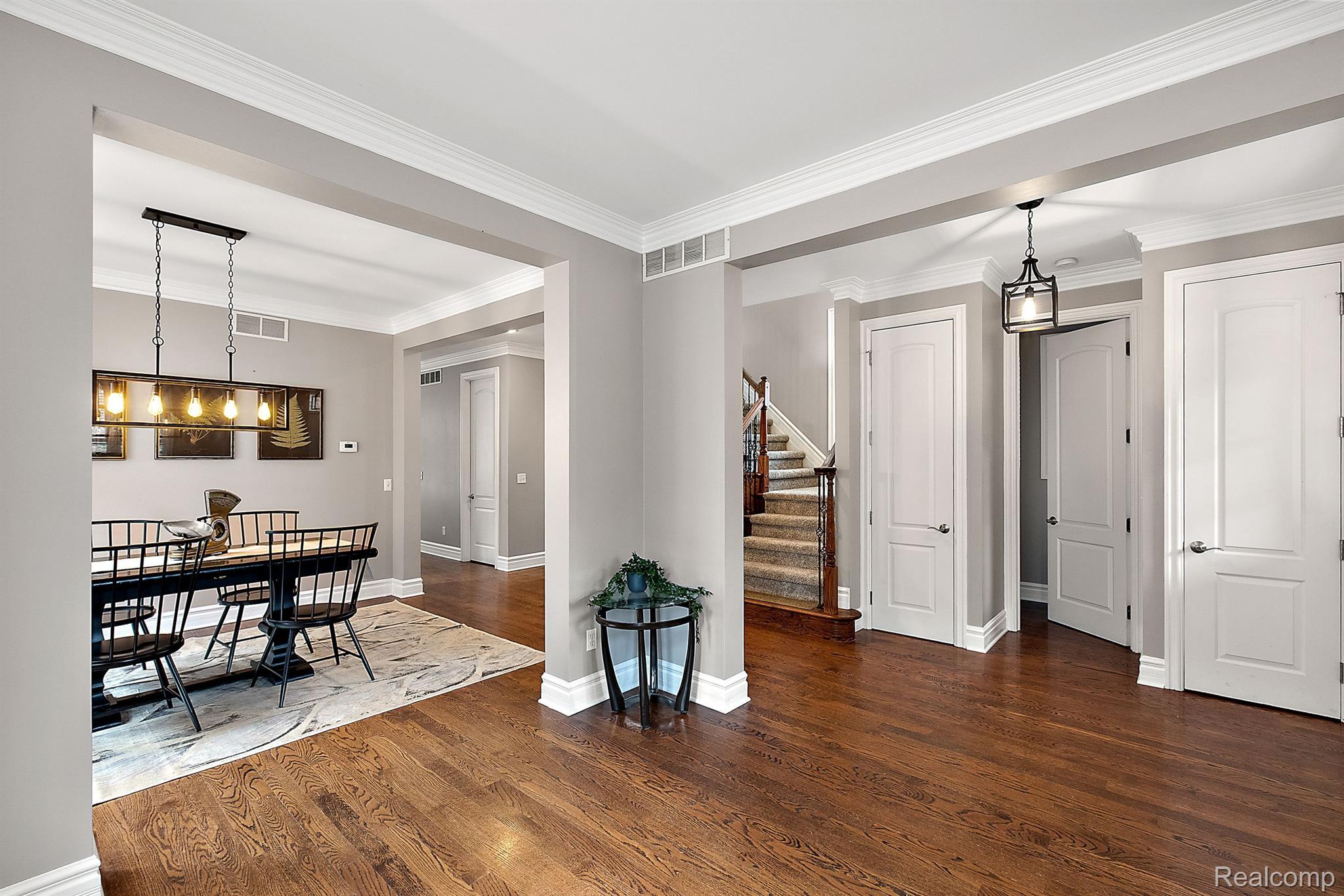 1297 E LINCOLN Street