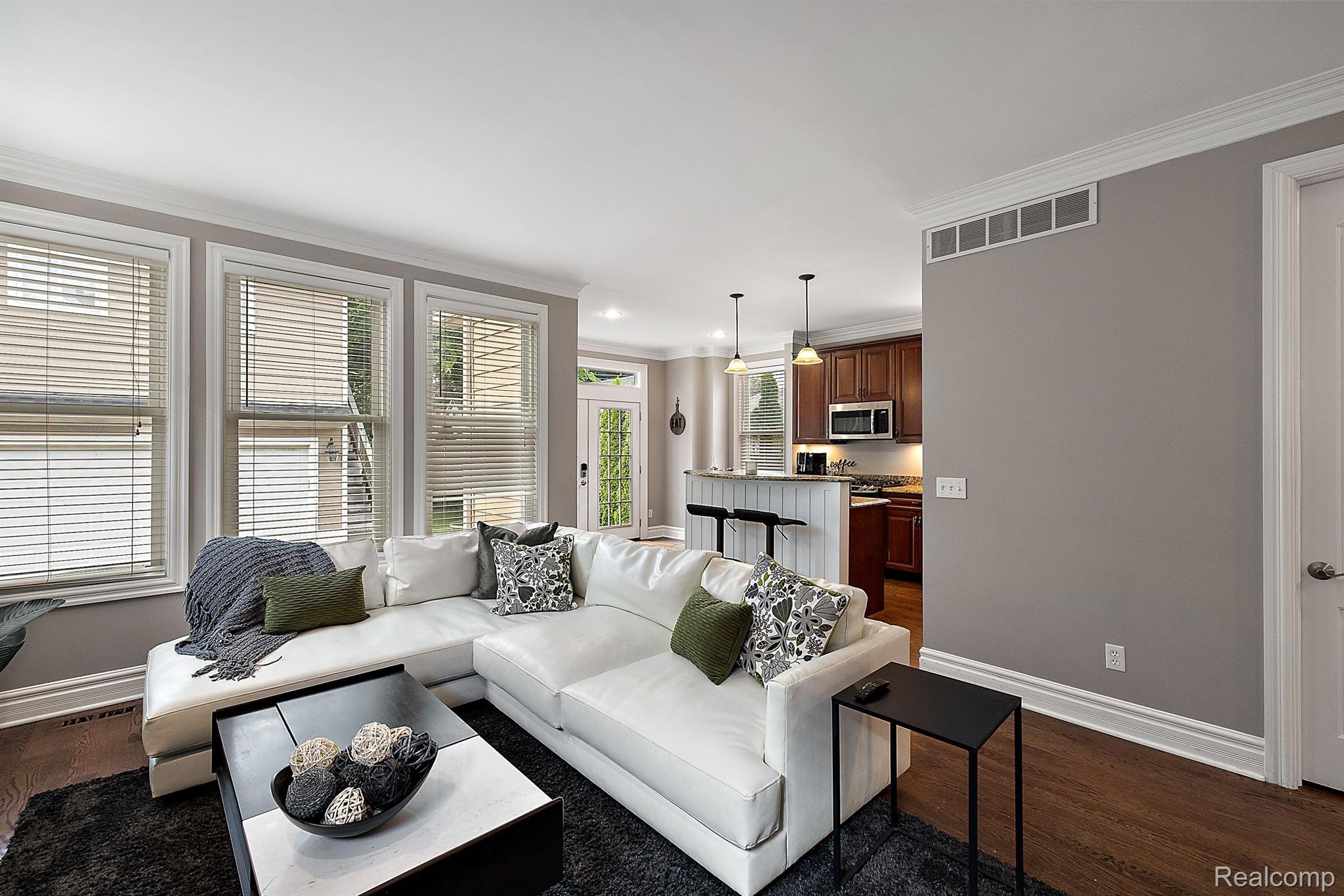 1297 E LINCOLN Street