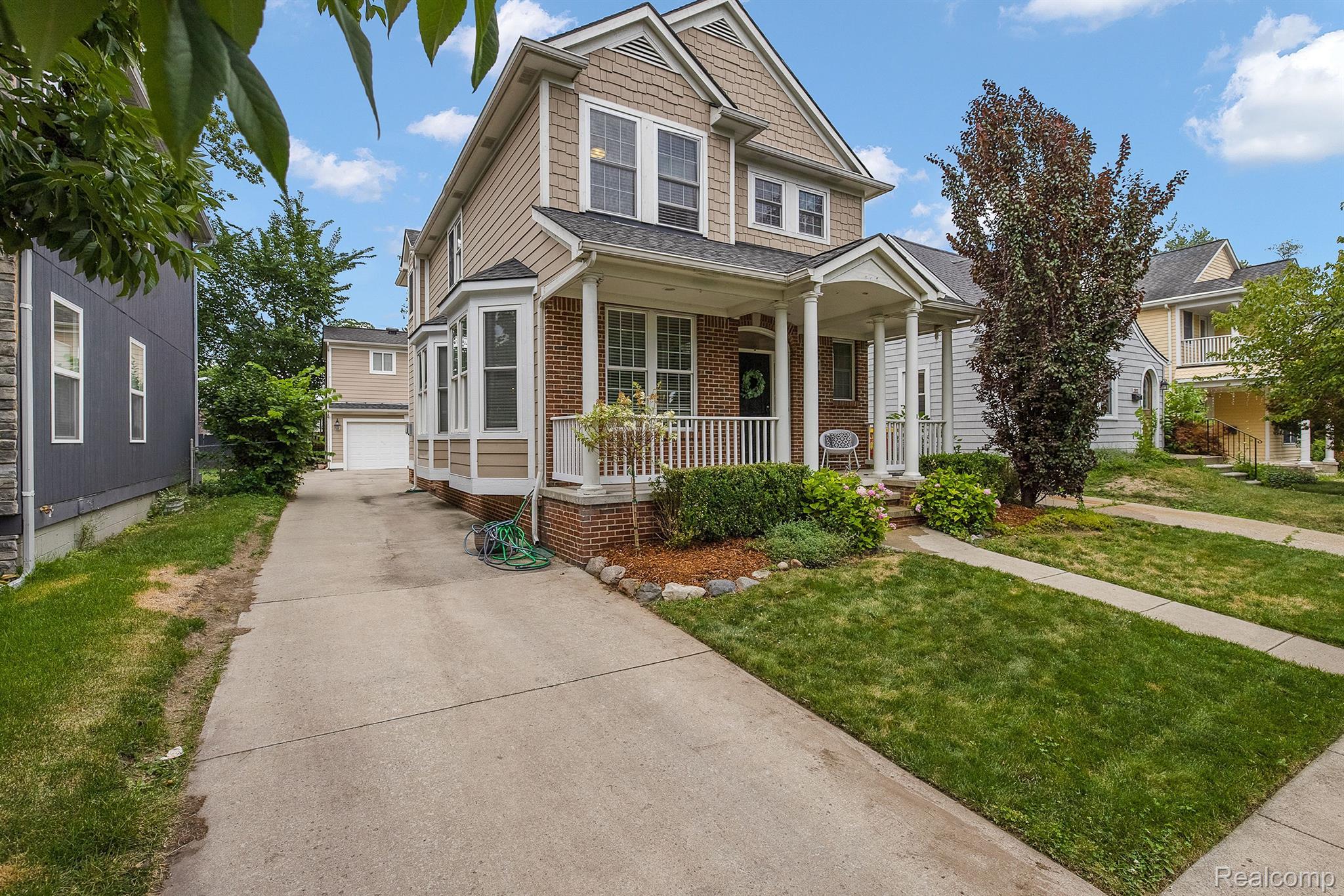 1297 E LINCOLN Street