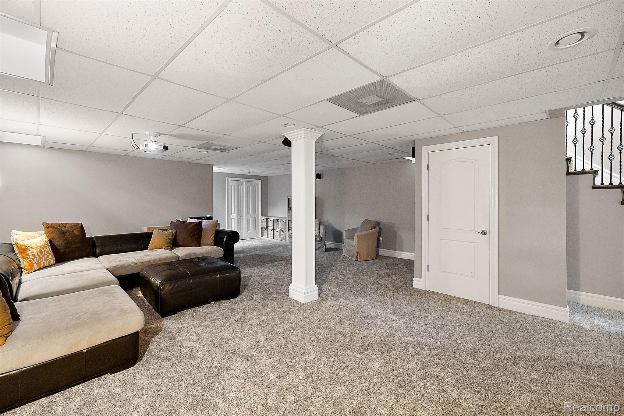 1297 E LINCOLN Street