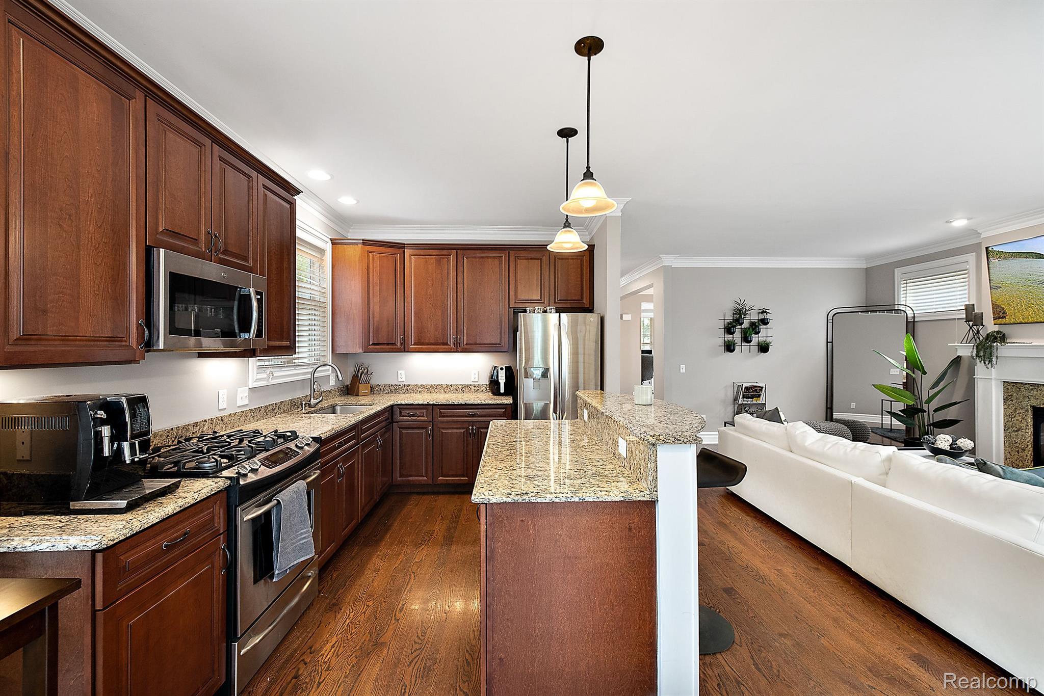 1297 E LINCOLN Street