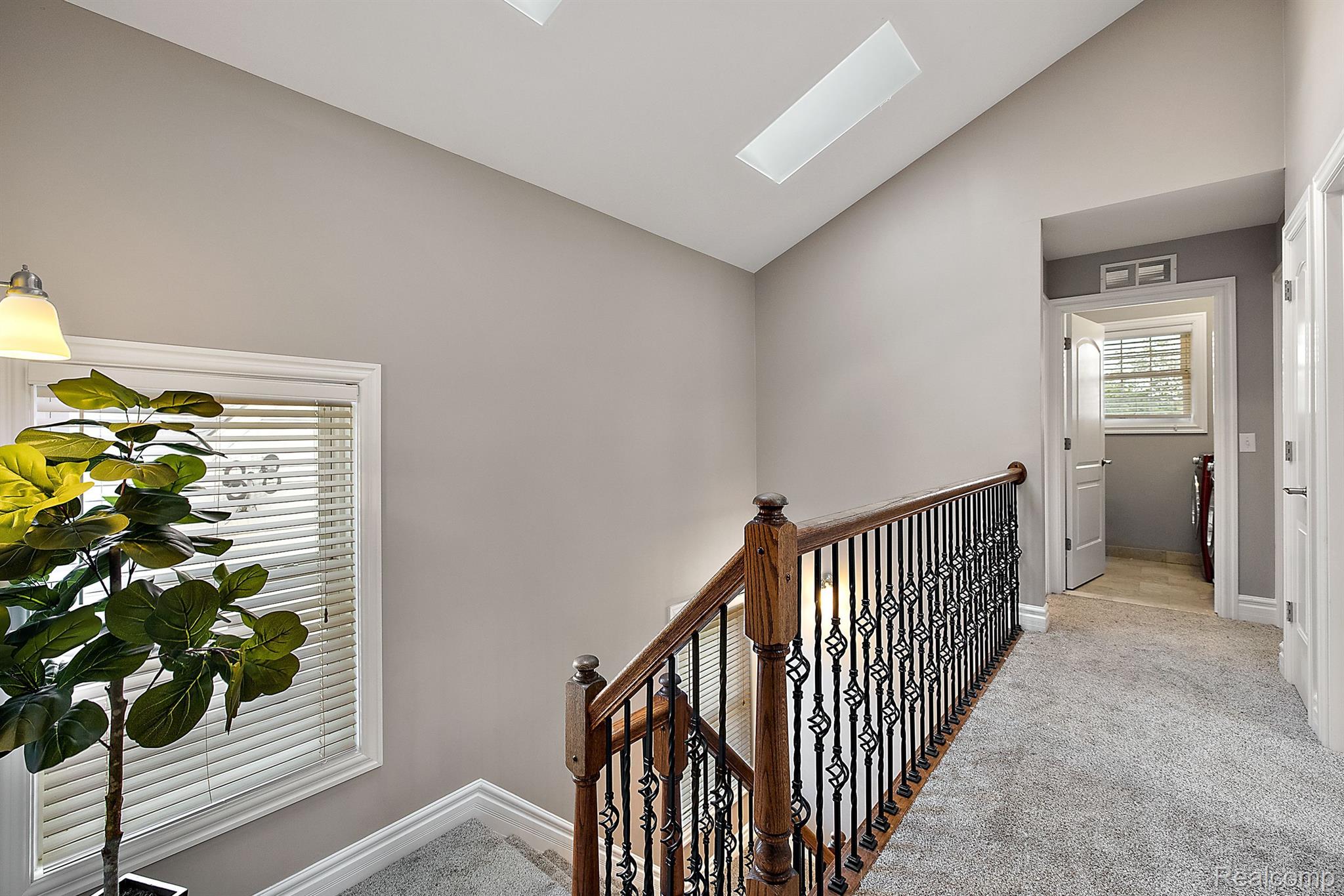 1297 E LINCOLN Street