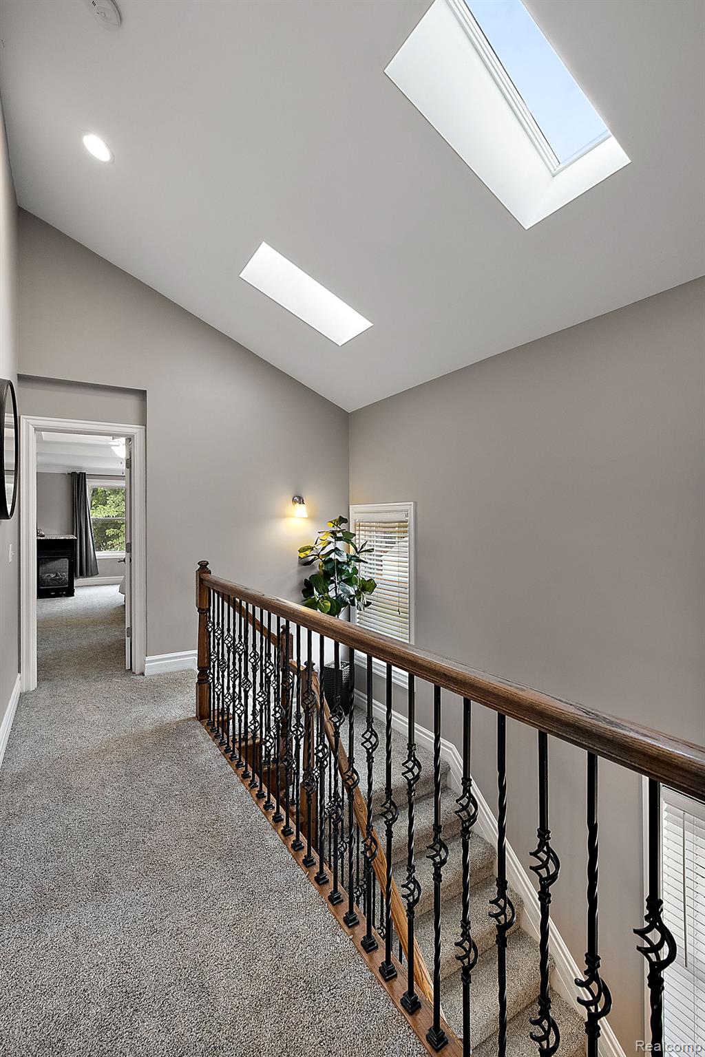 1297 E LINCOLN Street