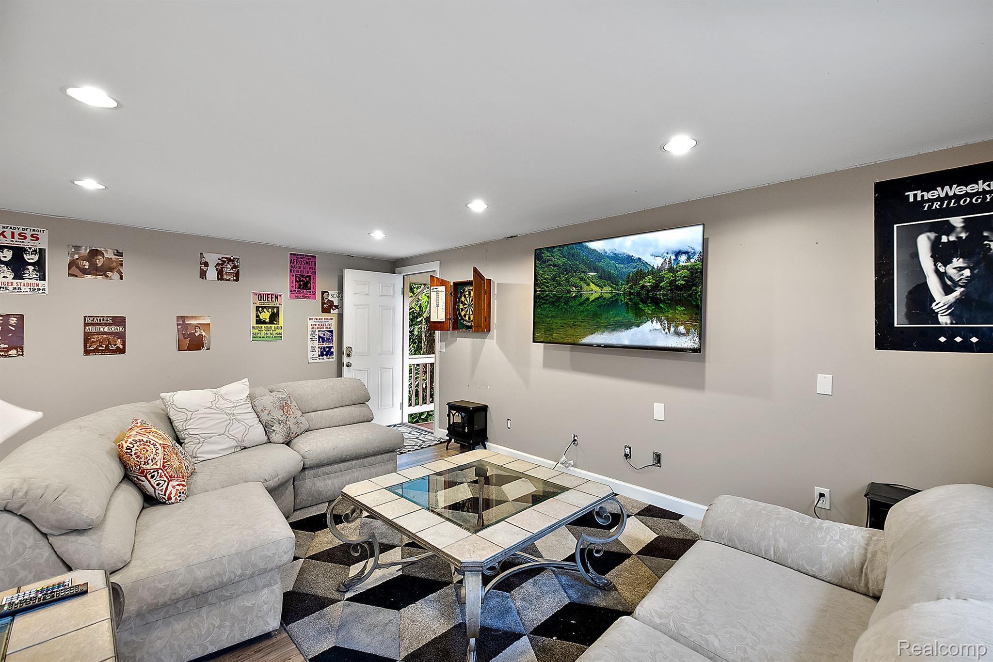 1297 E LINCOLN Street