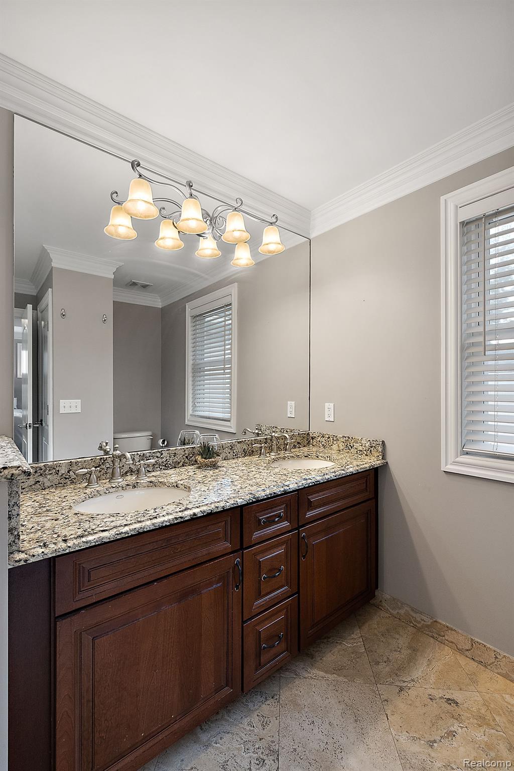 1297 E LINCOLN Street