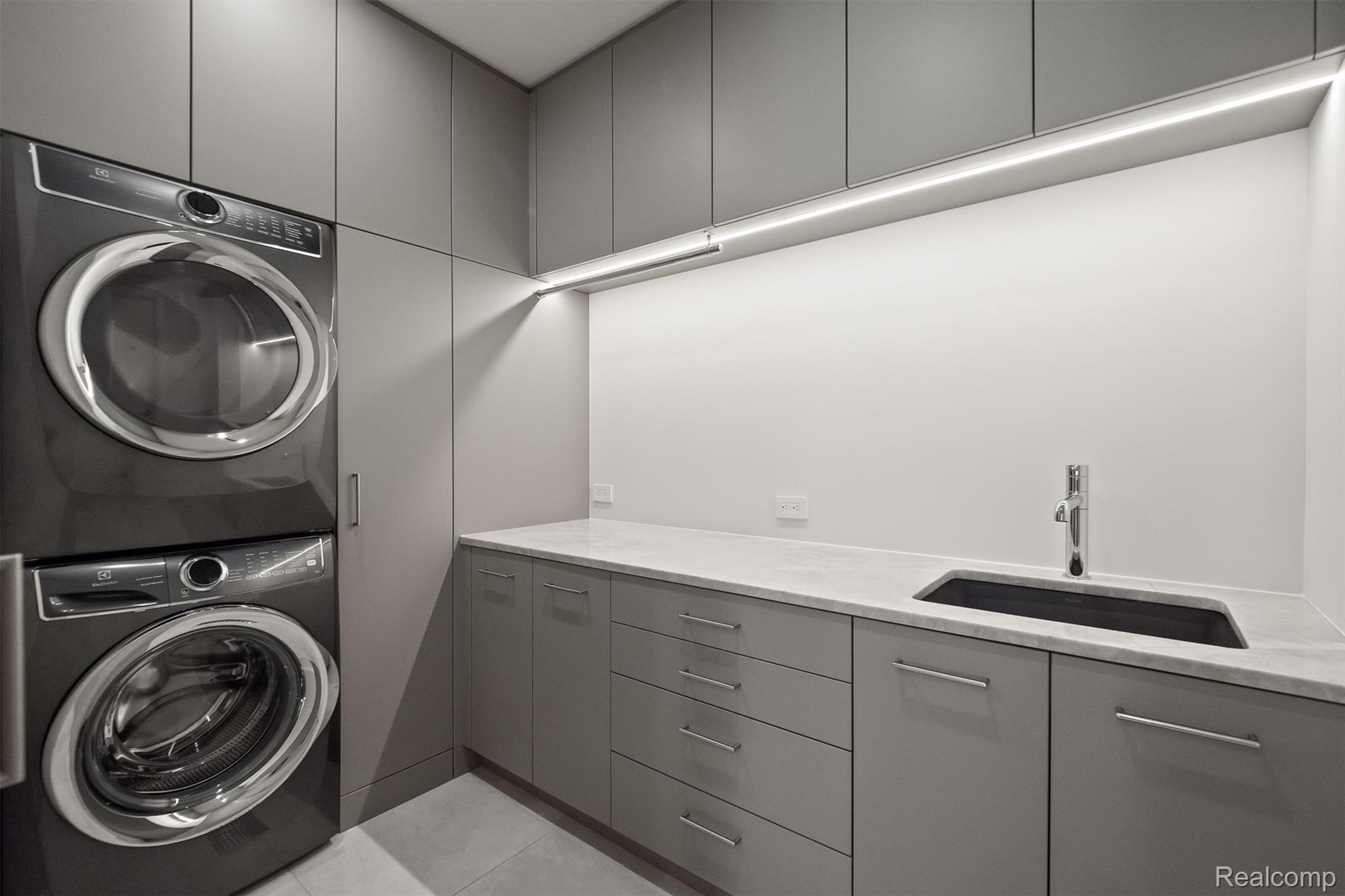 369 N Old Woodward Avenue 207