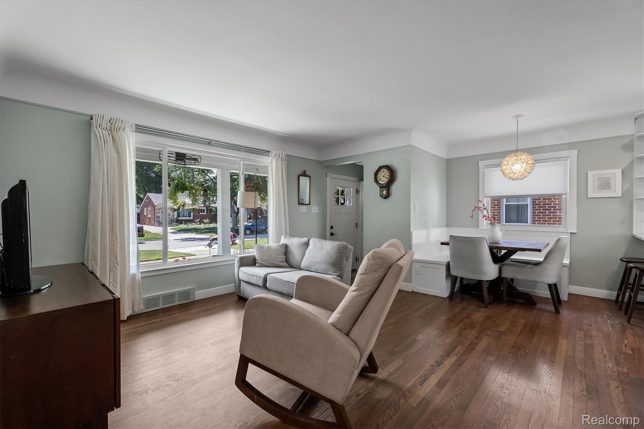 502 W Sunnybrook Drive