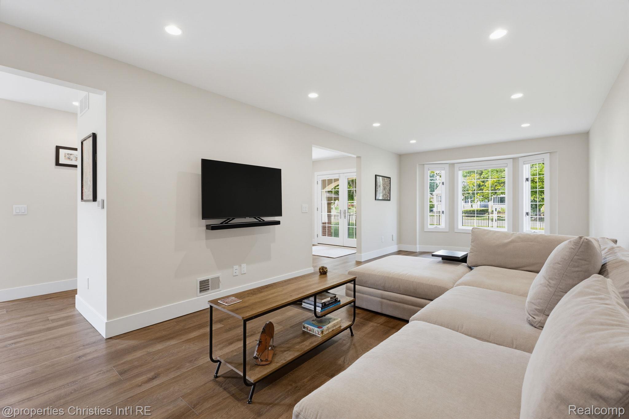 802 E Lincoln Avenue