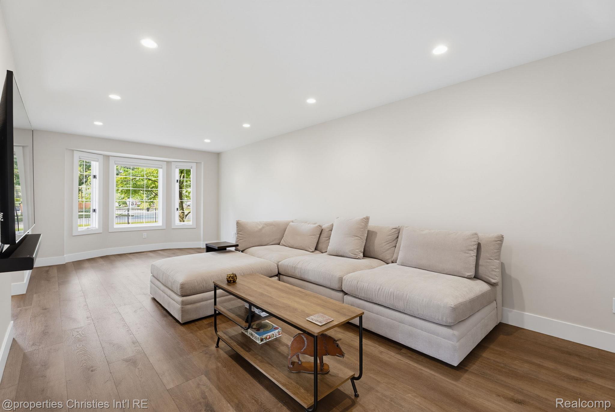 802 E Lincoln Avenue