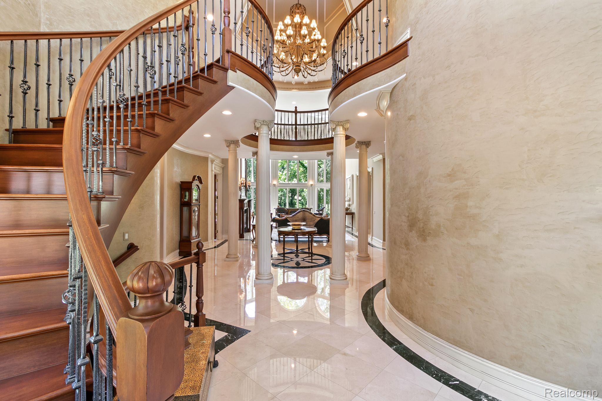 255 CAMELOT Way