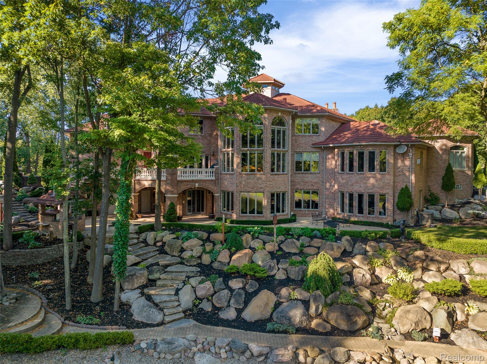 255 CAMELOT Way