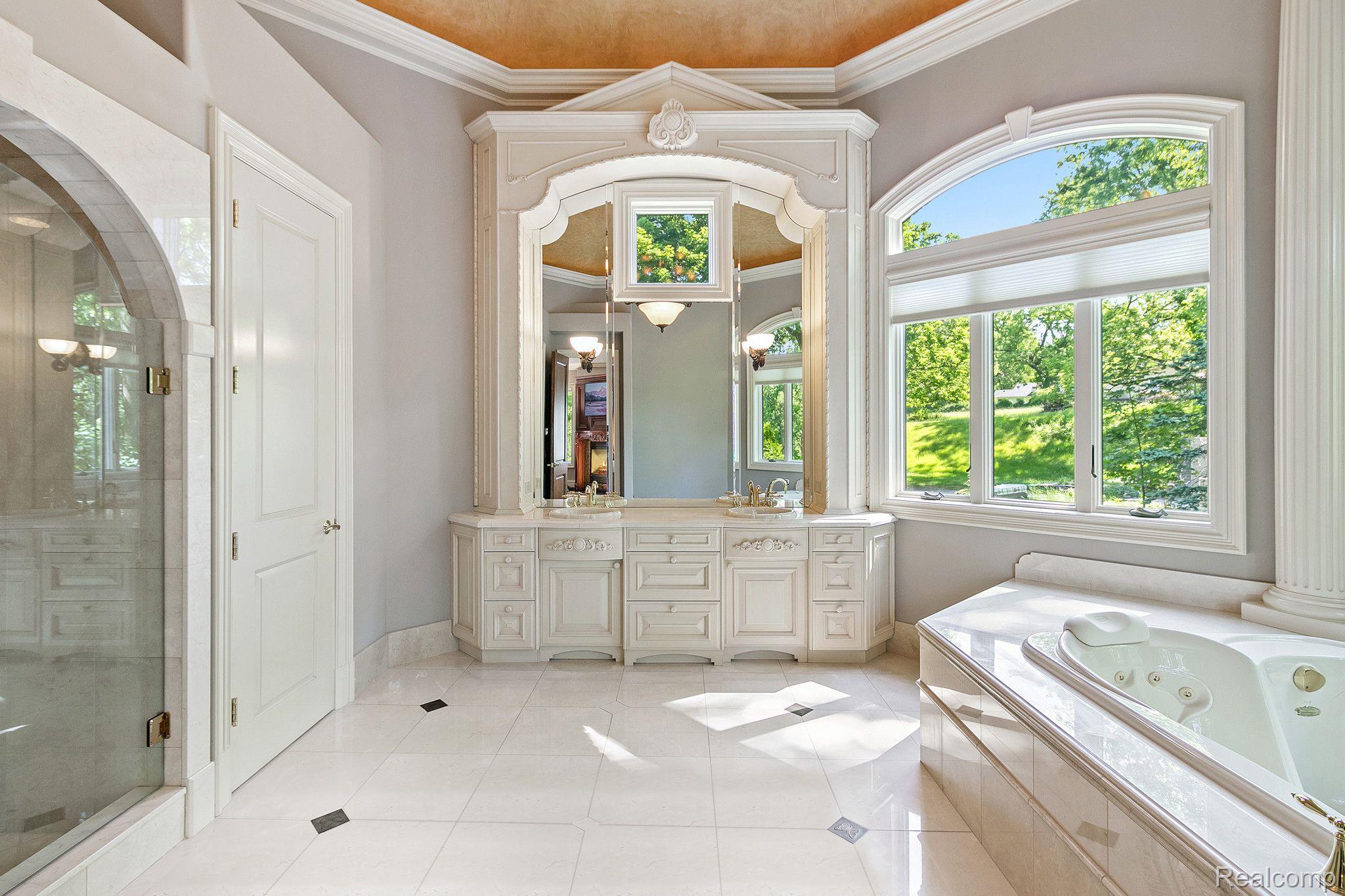 255 CAMELOT Way