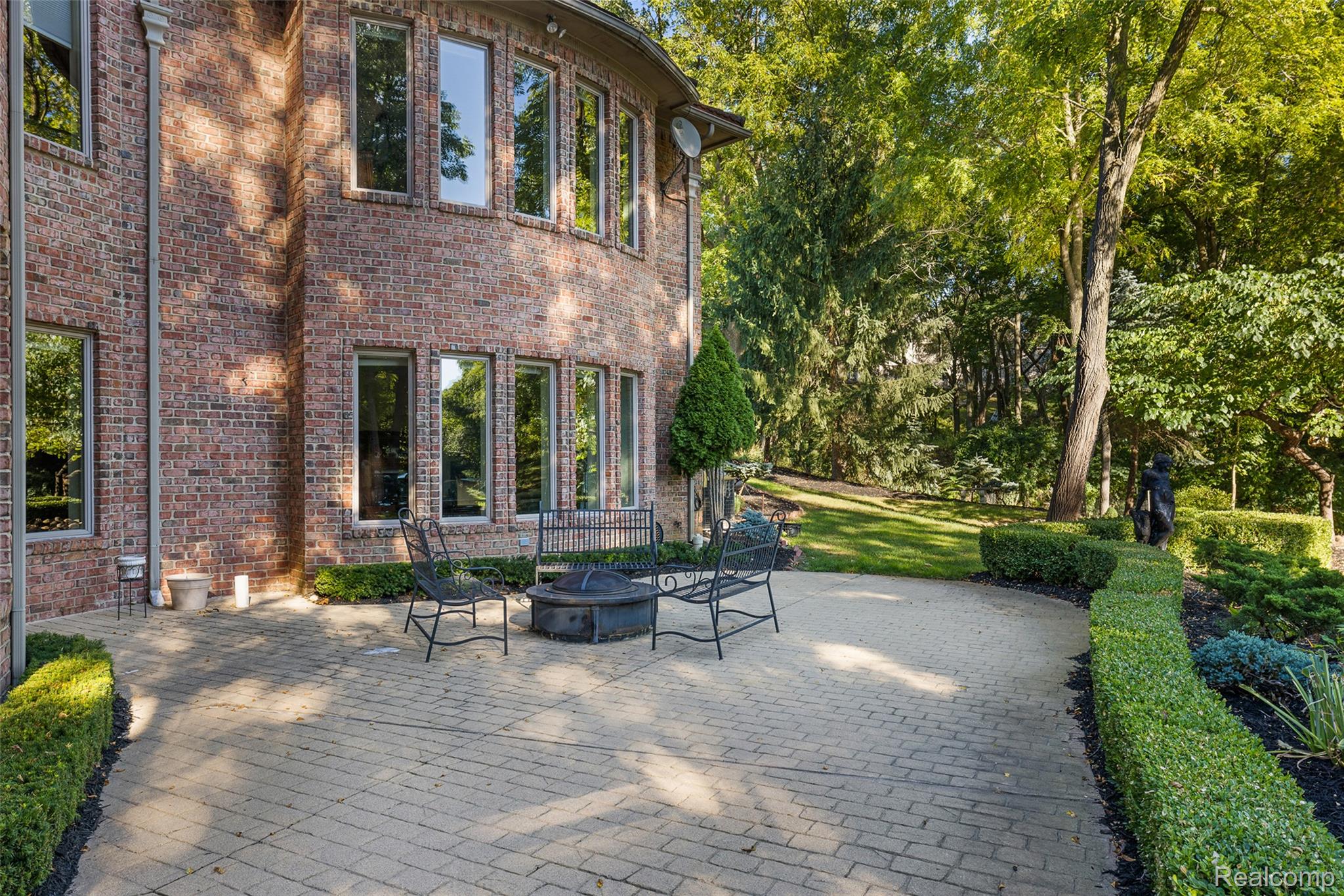 255 CAMELOT Way
