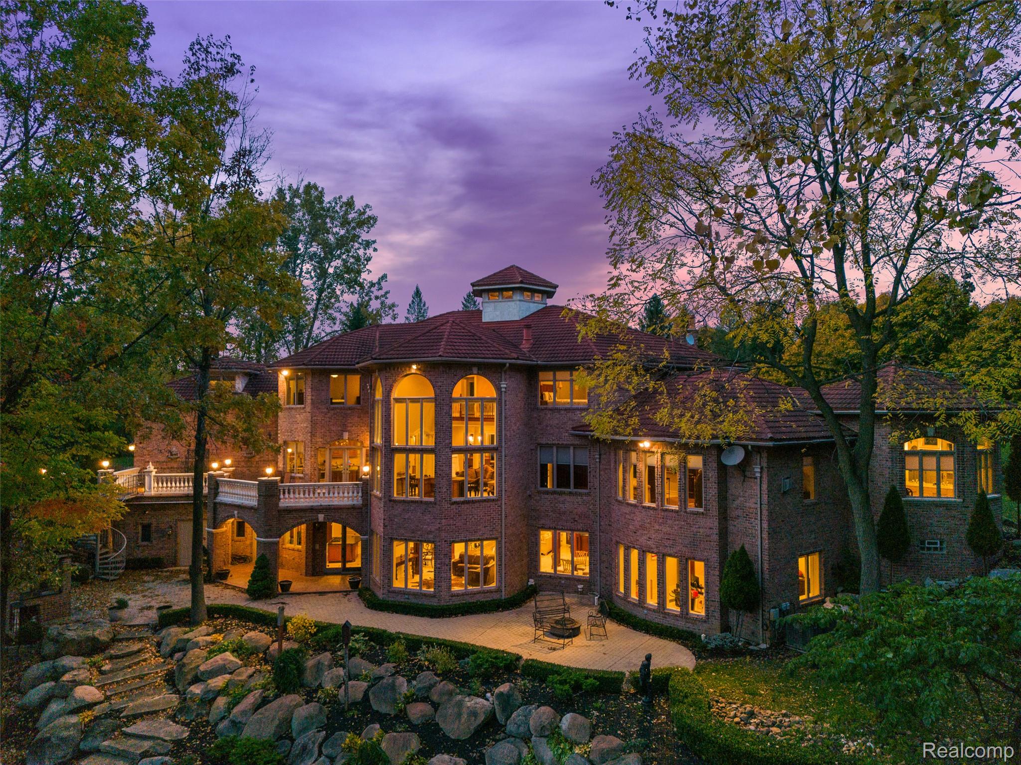 255 CAMELOT Way