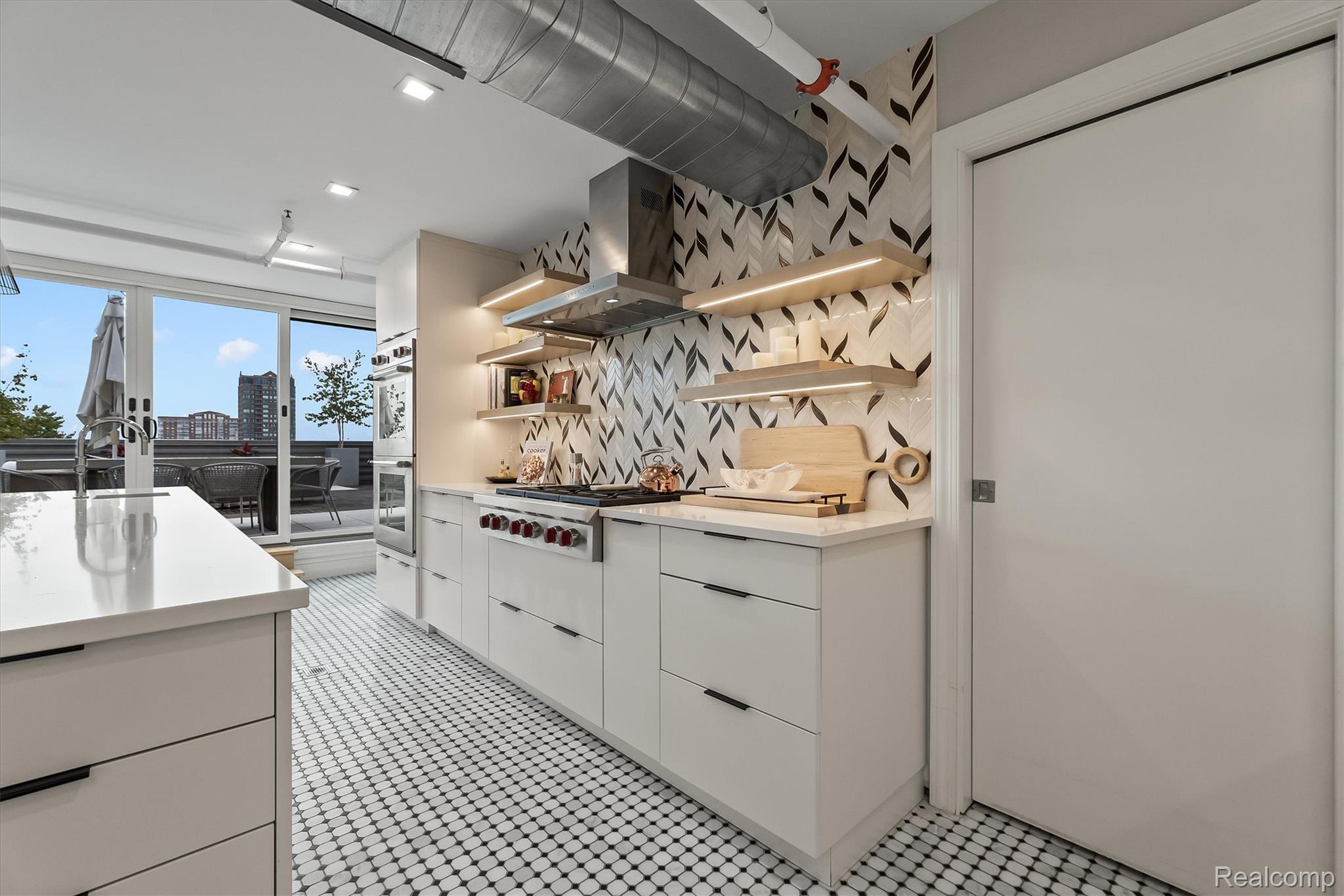 2987 Franklin Street Unit: PH 14