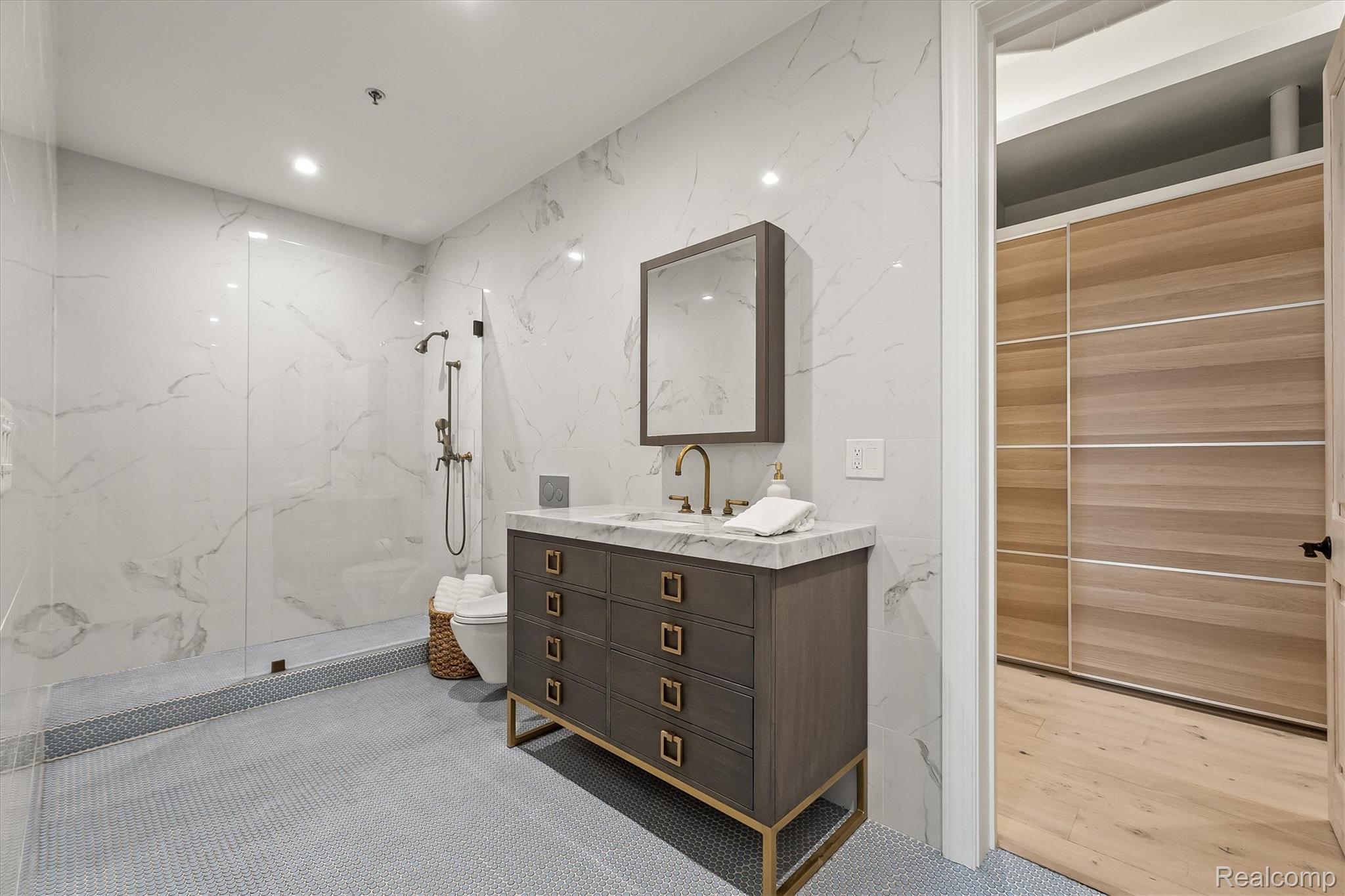 2987 Franklin Street Unit: PH 14