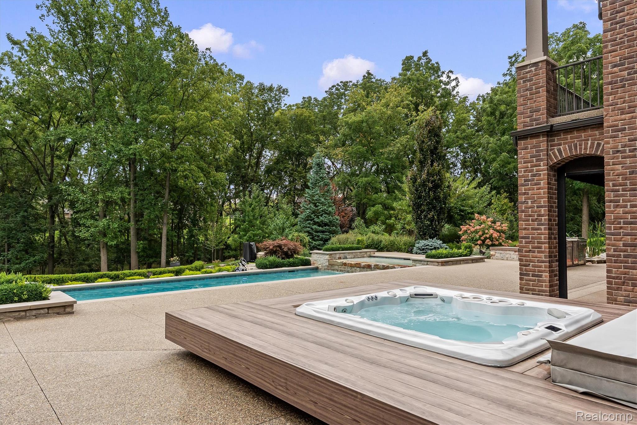 2475 Creekside Court