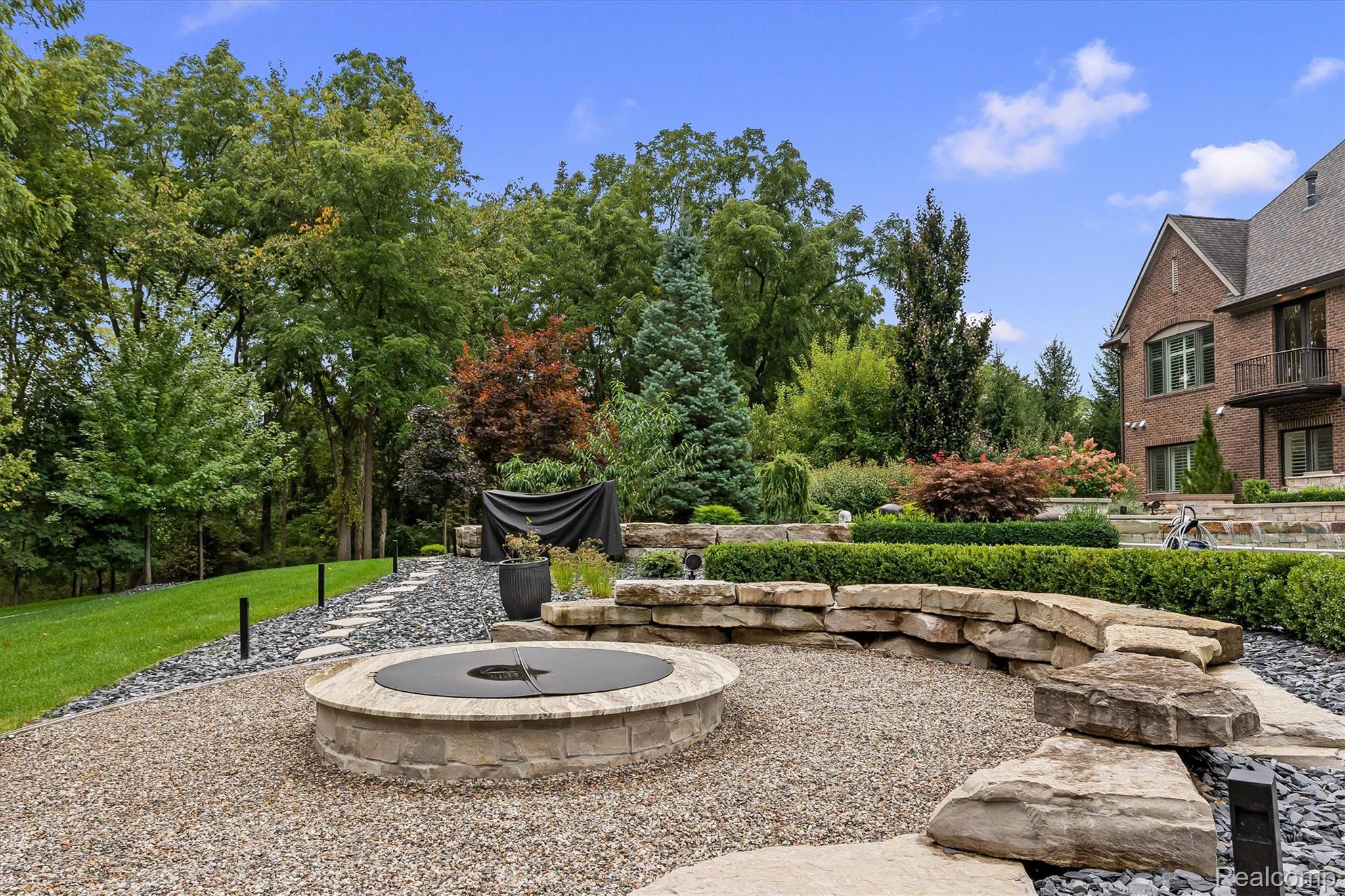 2475 Creekside Court