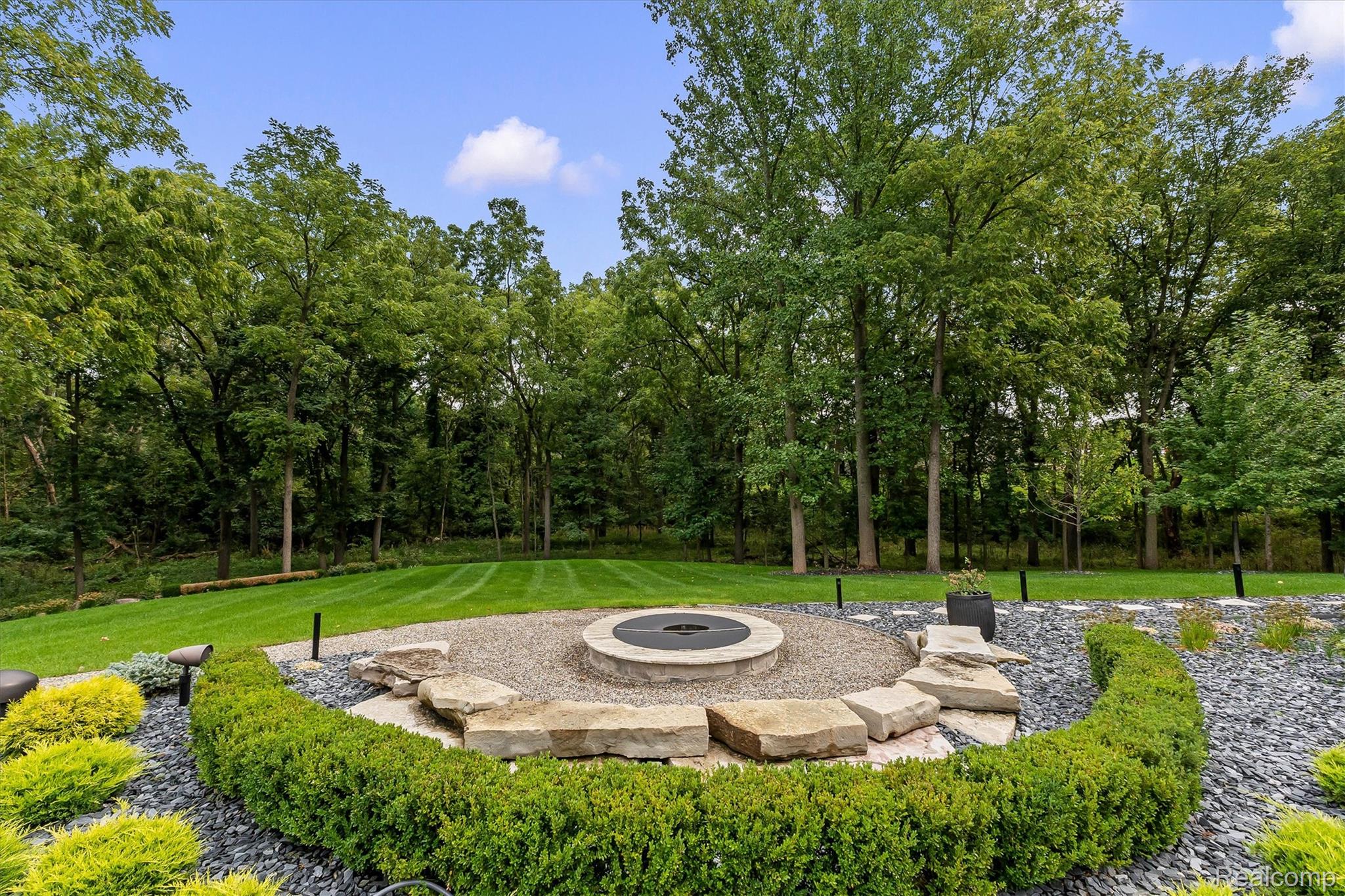 2475 Creekside Court