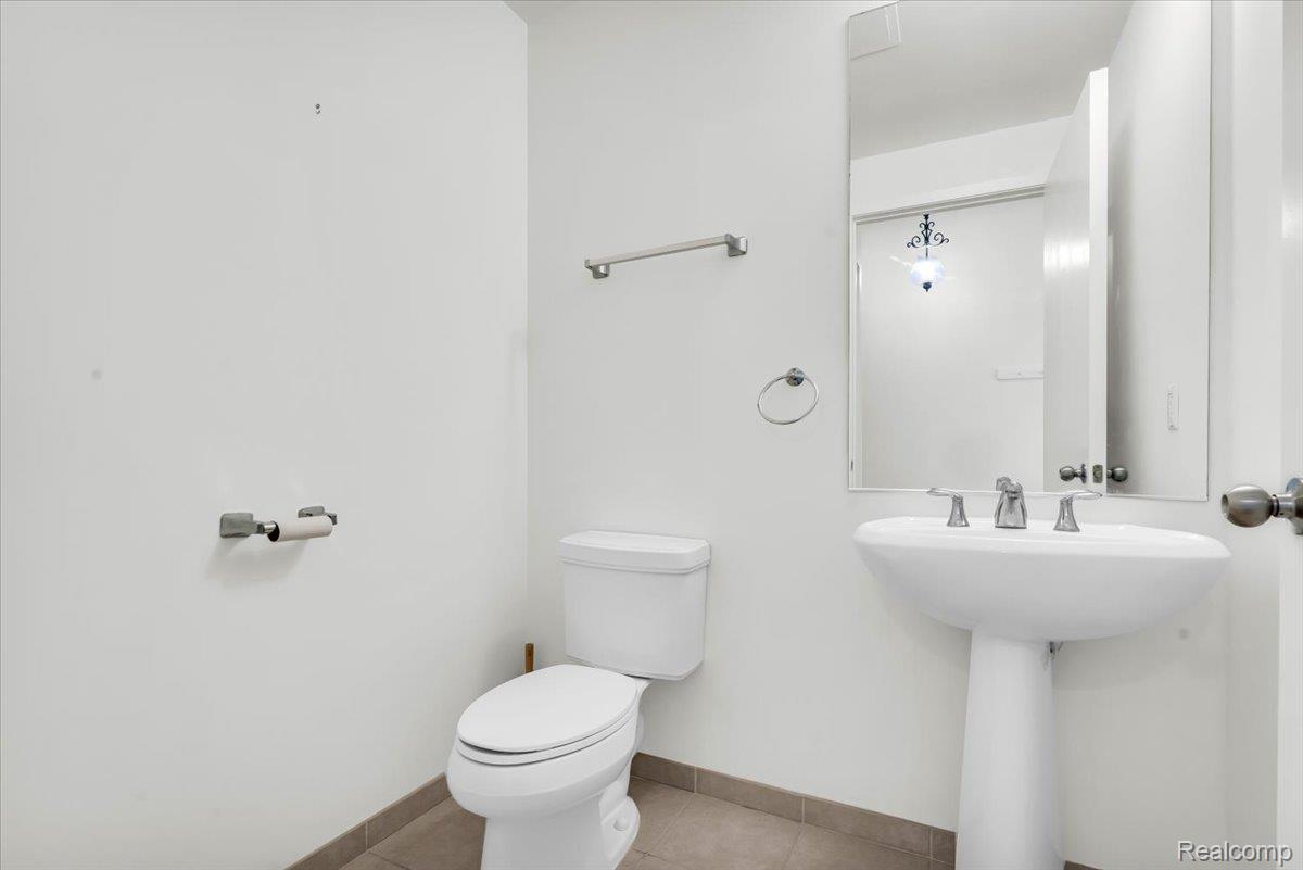 3670 Woodward AVE # 213