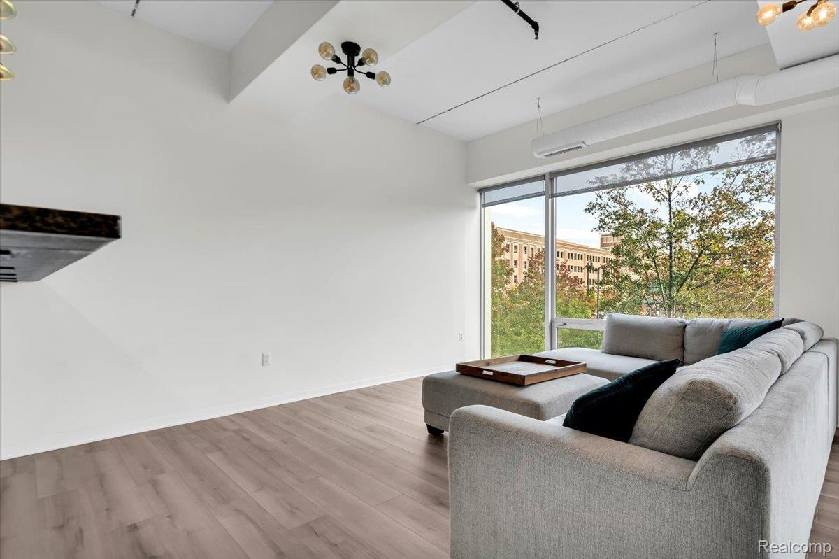3670 Woodward AVE # 213