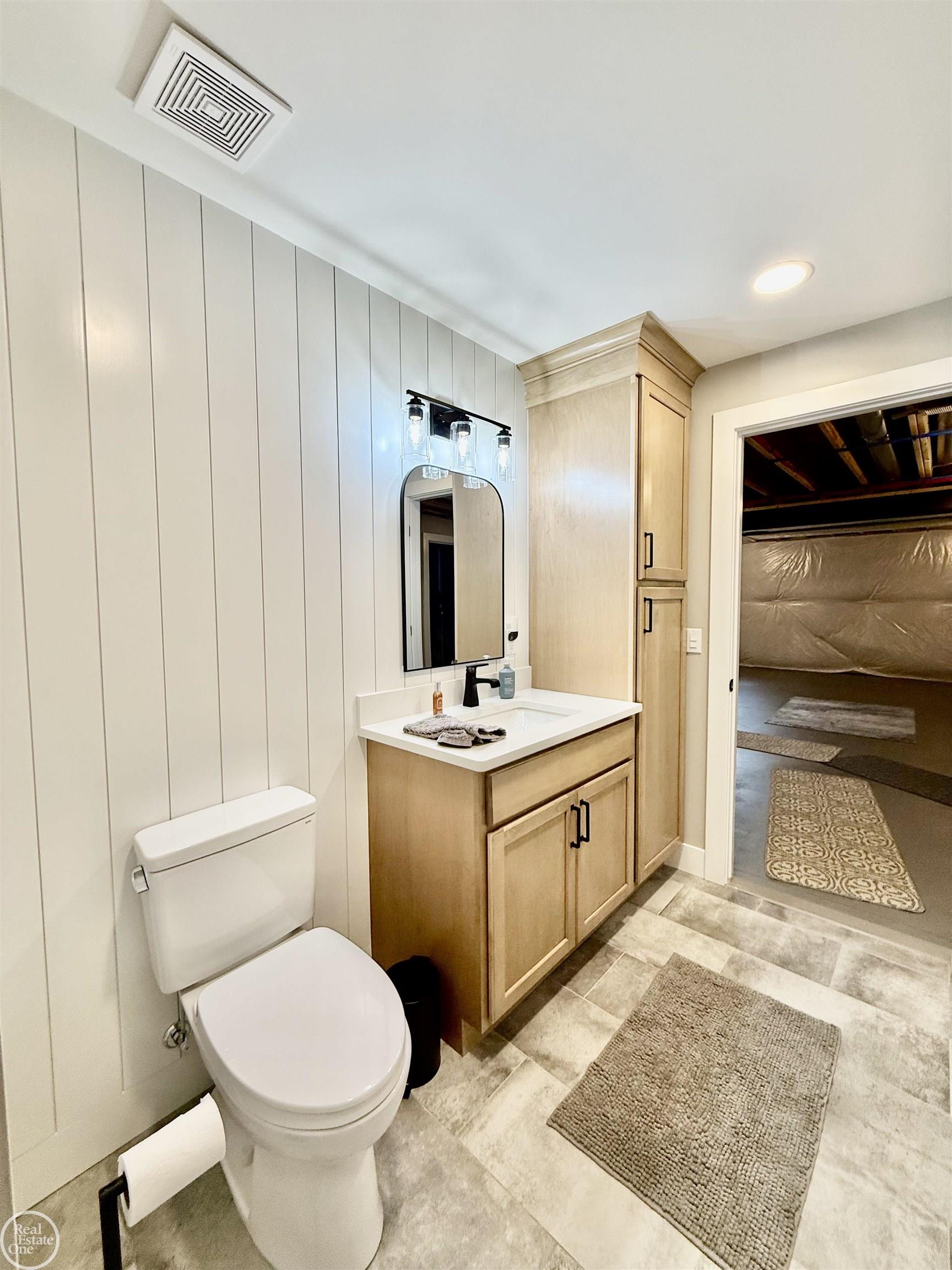 1538 Ashley LN