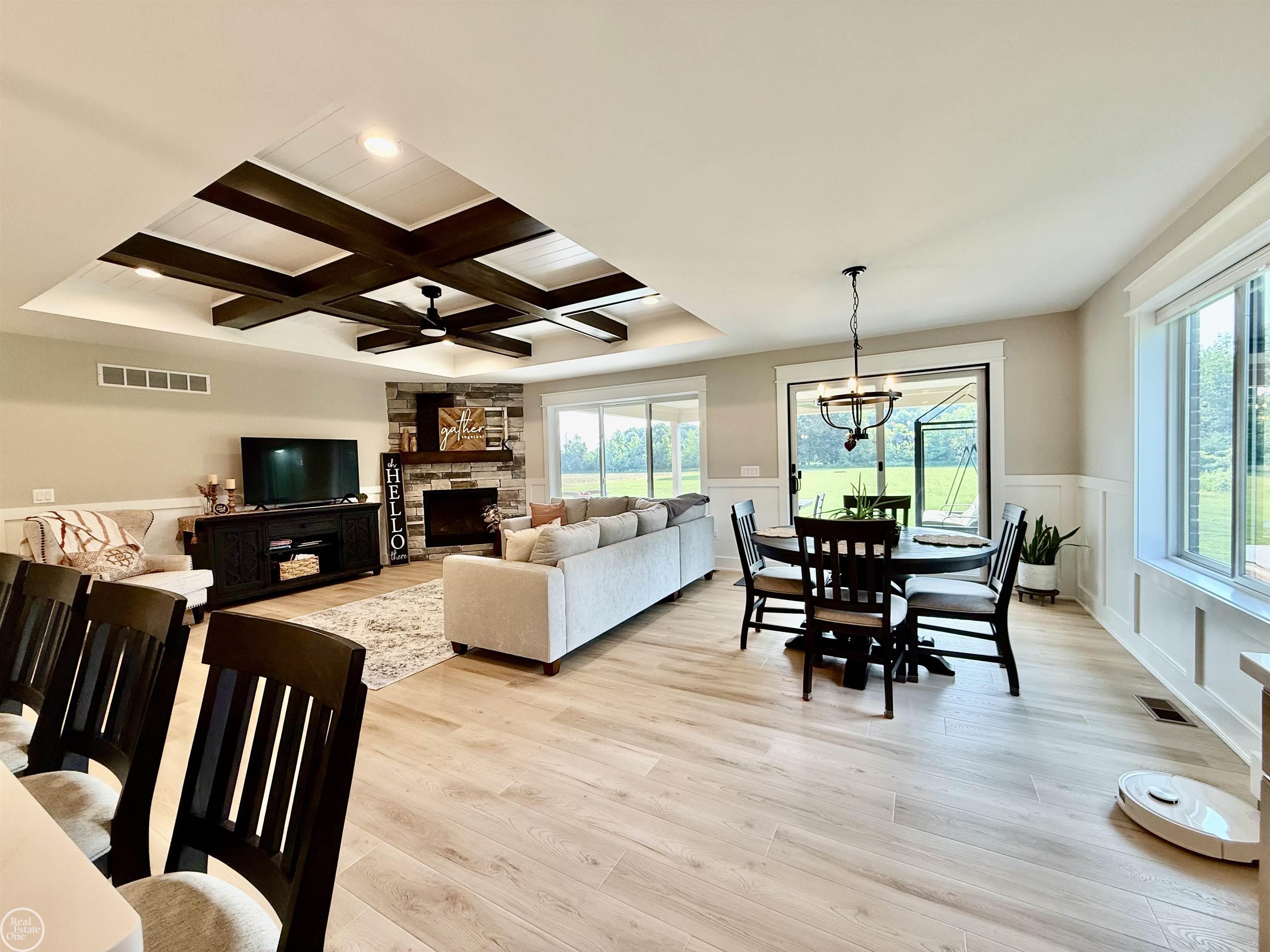 1538 Ashley LN