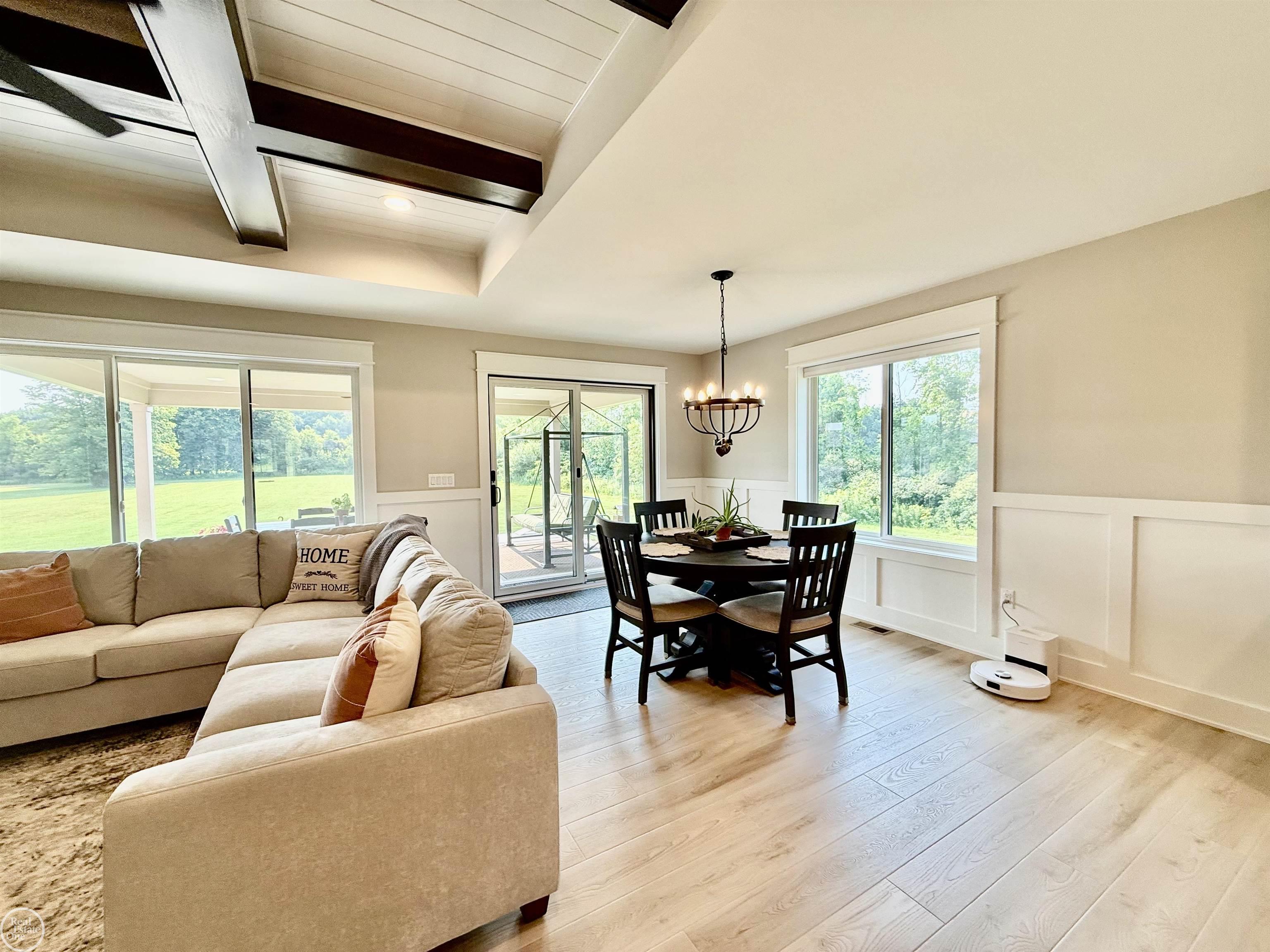 1538 Ashley LN