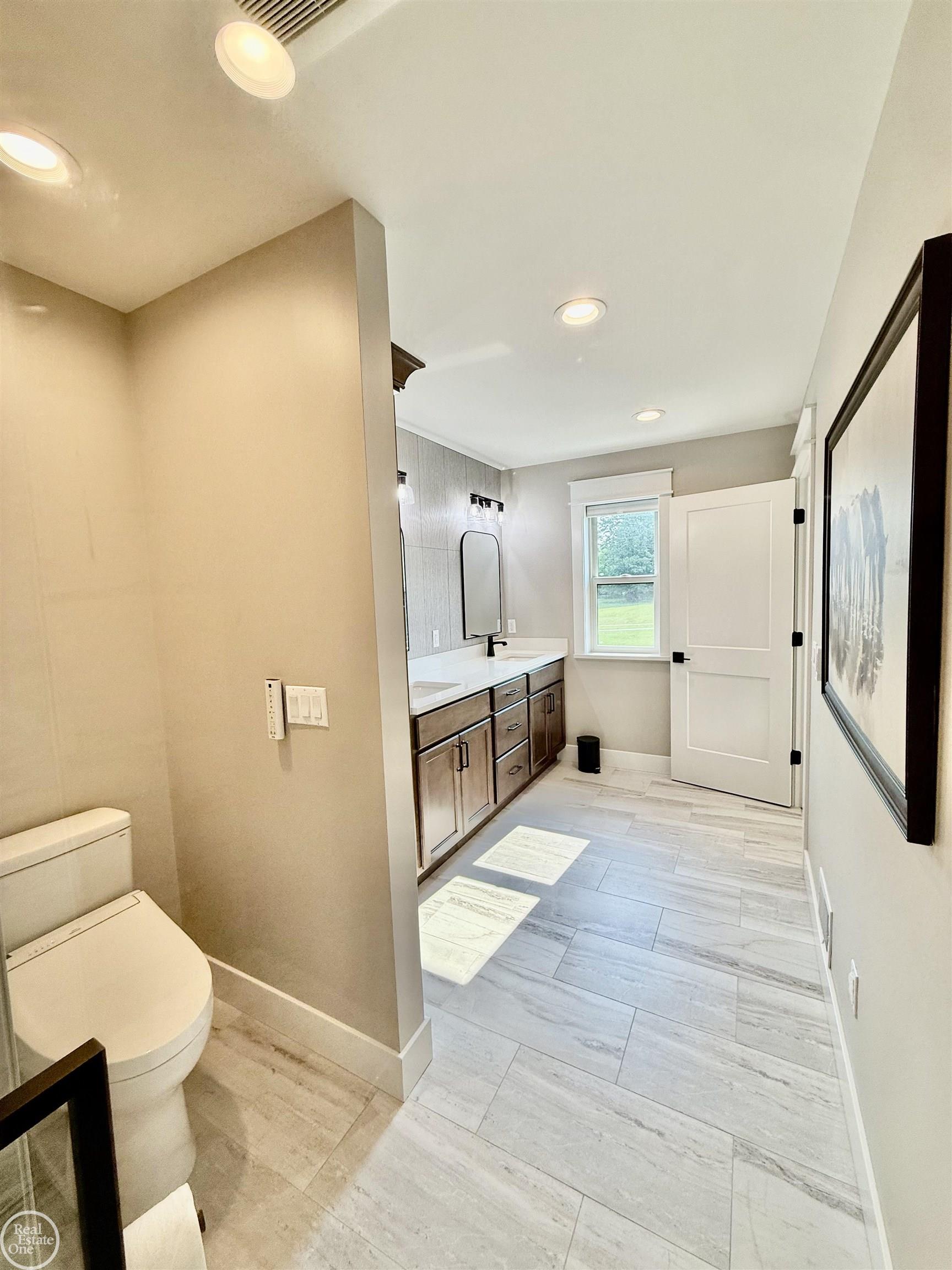 1538 Ashley LN