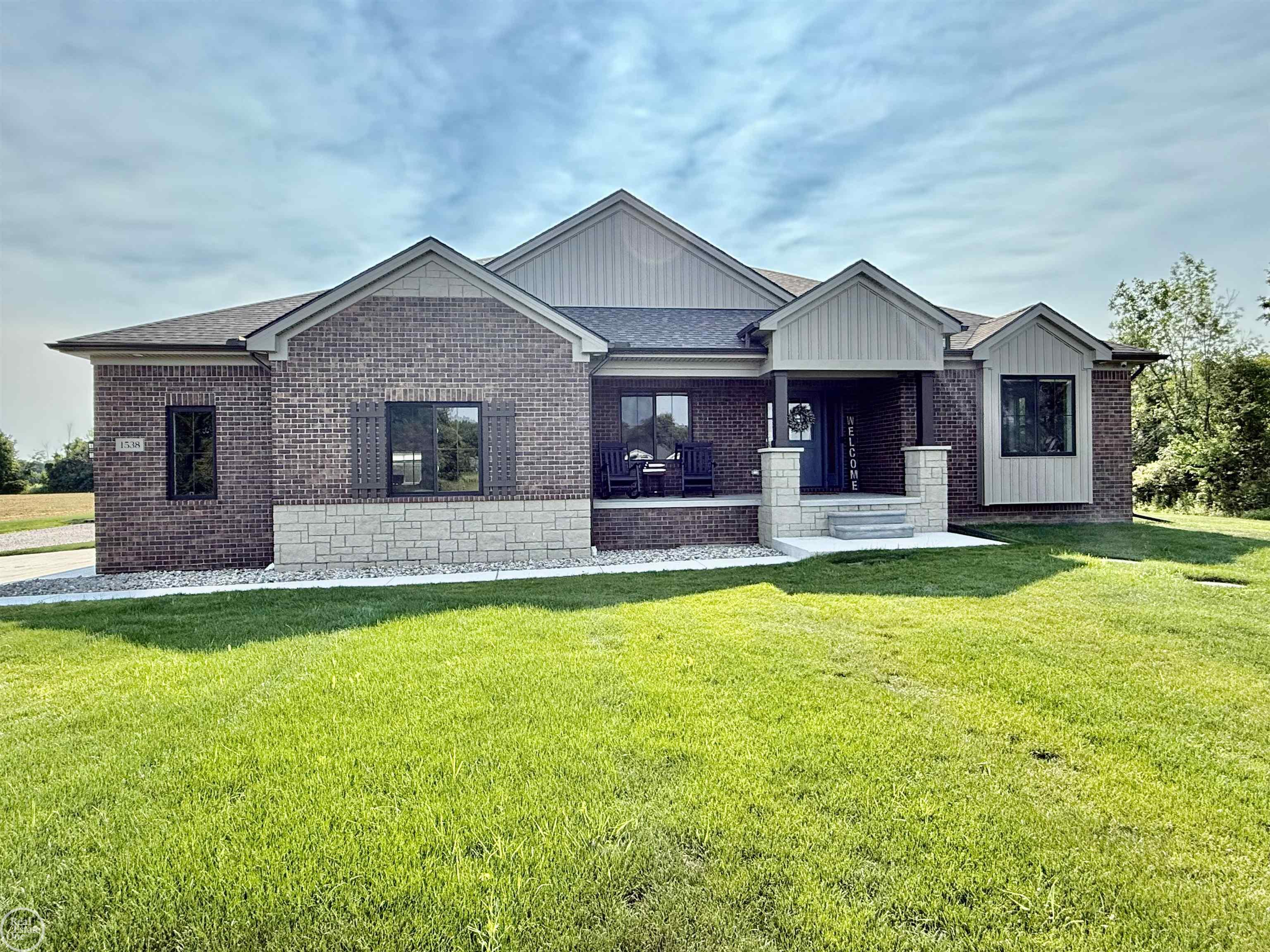 1538 Ashley LN