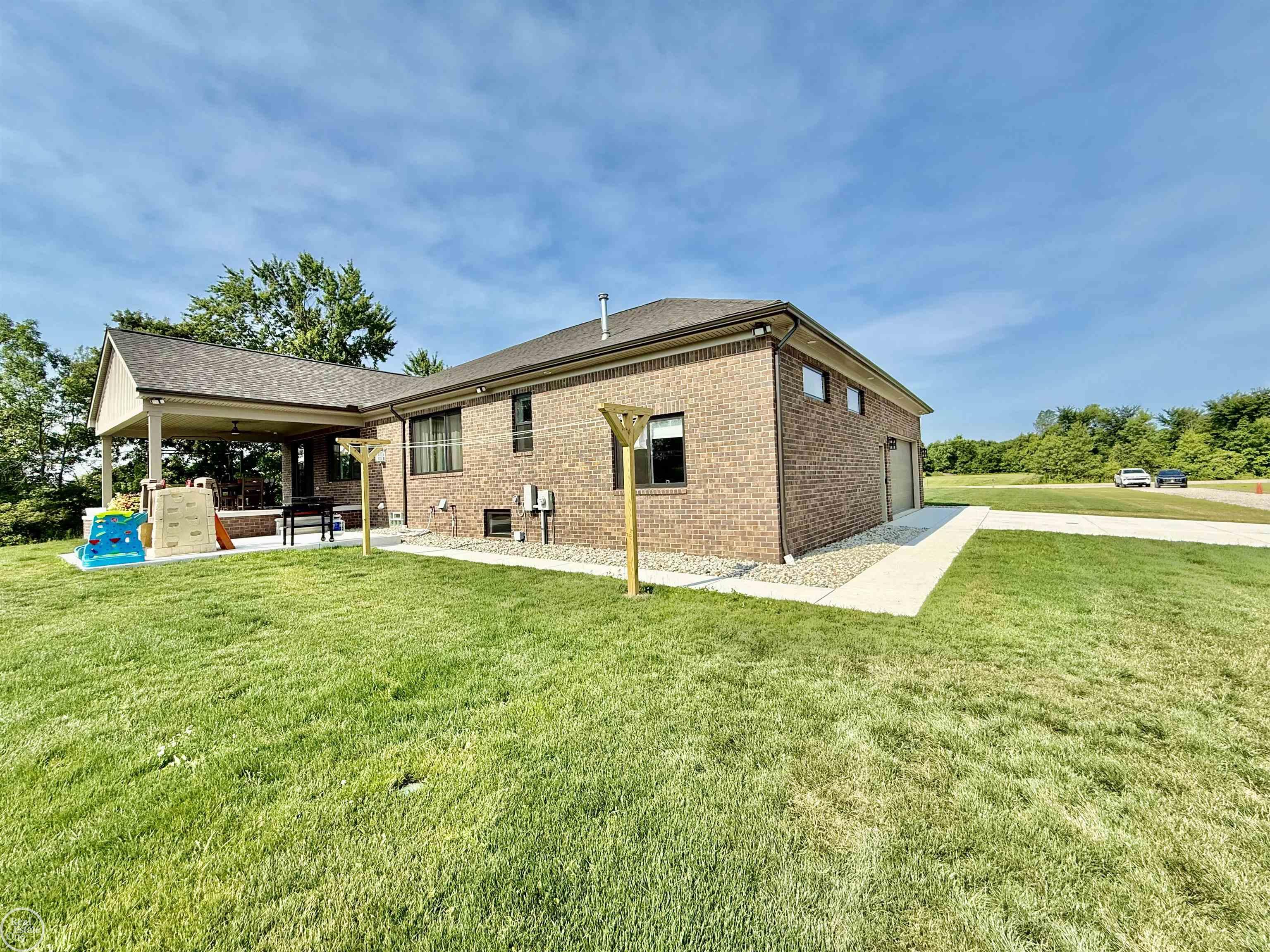 1538 Ashley LN