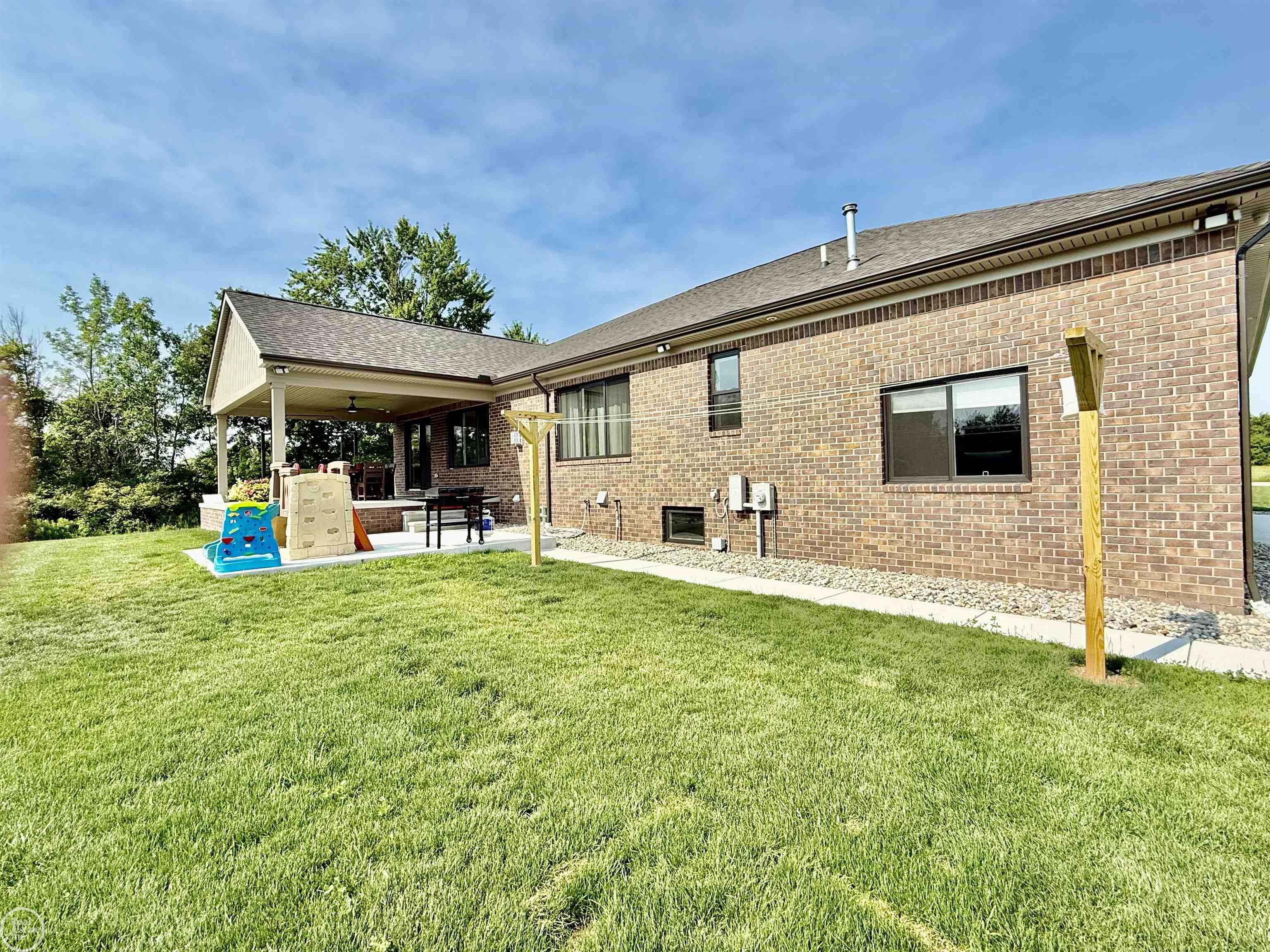 1538 Ashley LN