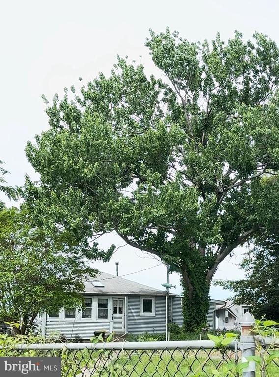 2150 1/2 LAKE DR.