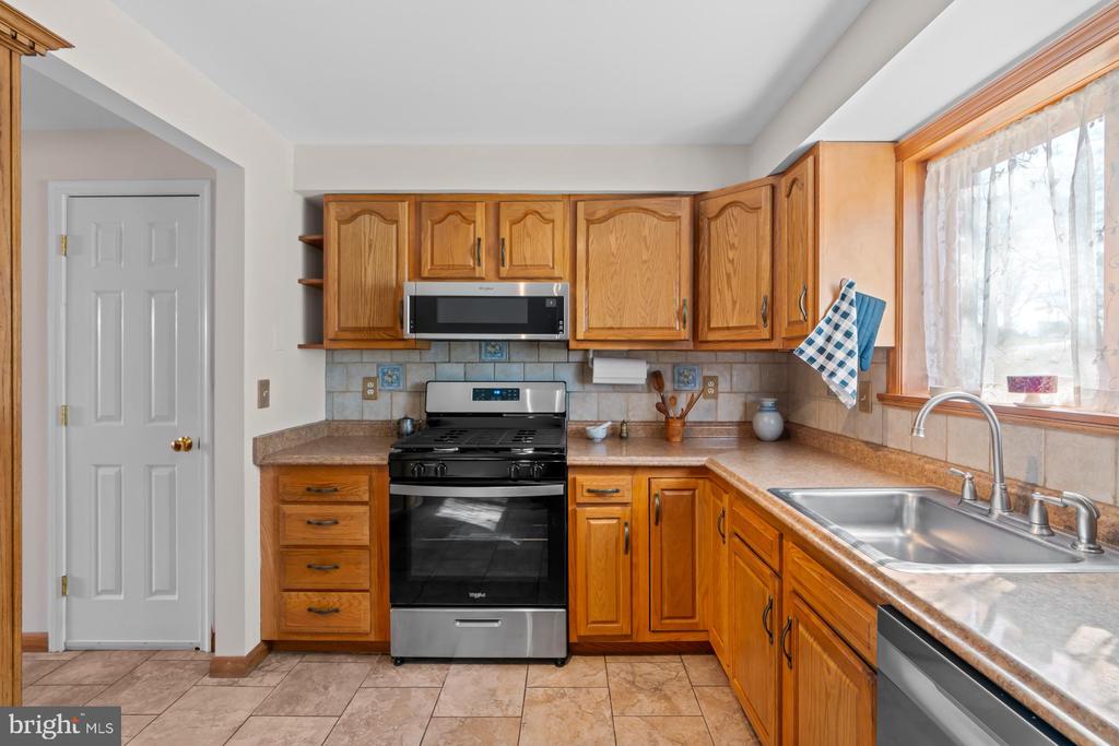 9931 LAKE LANDING ROAD