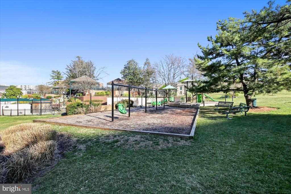 203 YOAKUM PARKWAY Unit: 1002