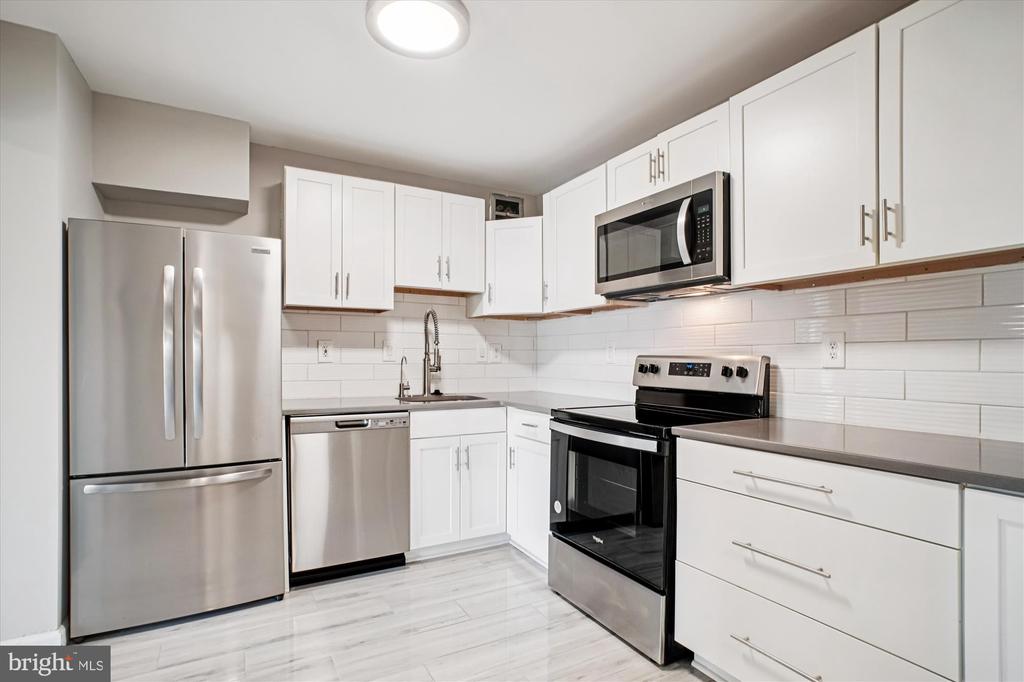 203 YOAKUM PARKWAY Unit: 1002