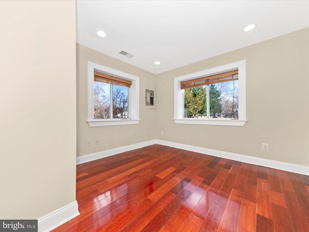 4704 GLOUCESTER ROAD