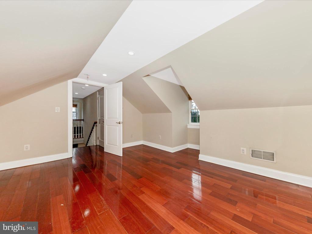 4704 GLOUCESTER ROAD