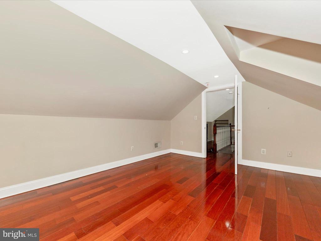 4704 GLOUCESTER ROAD