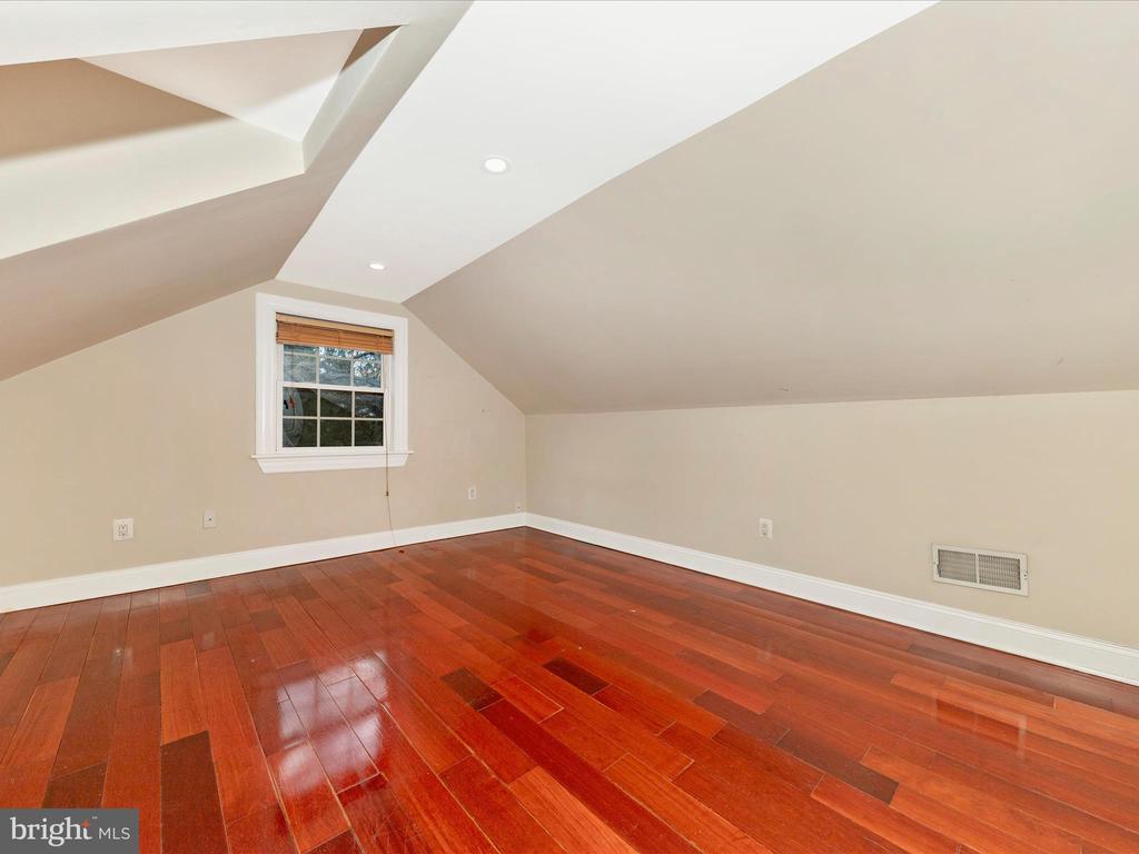 4704 GLOUCESTER ROAD