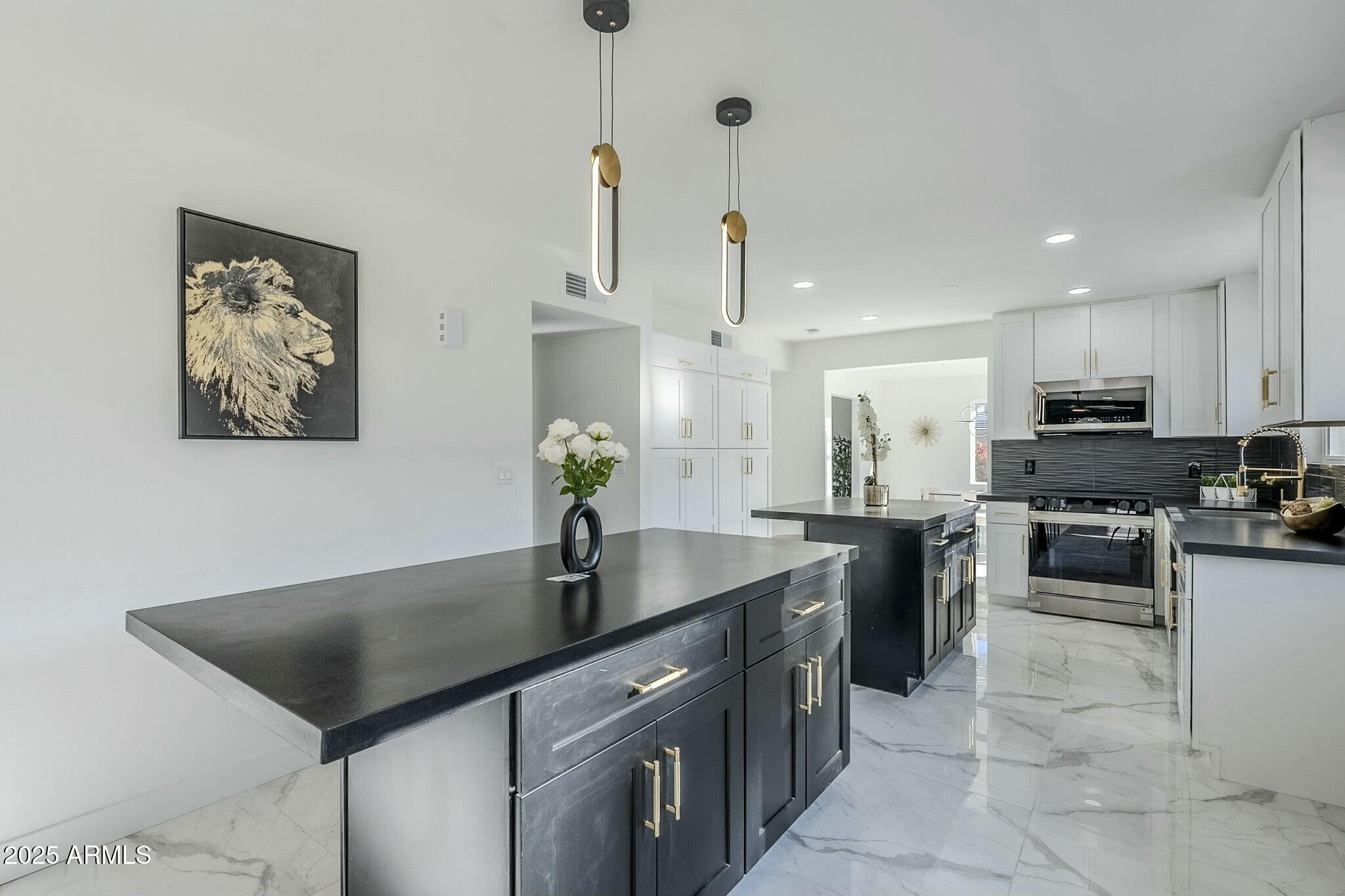 925 W FAIRWAY Drive