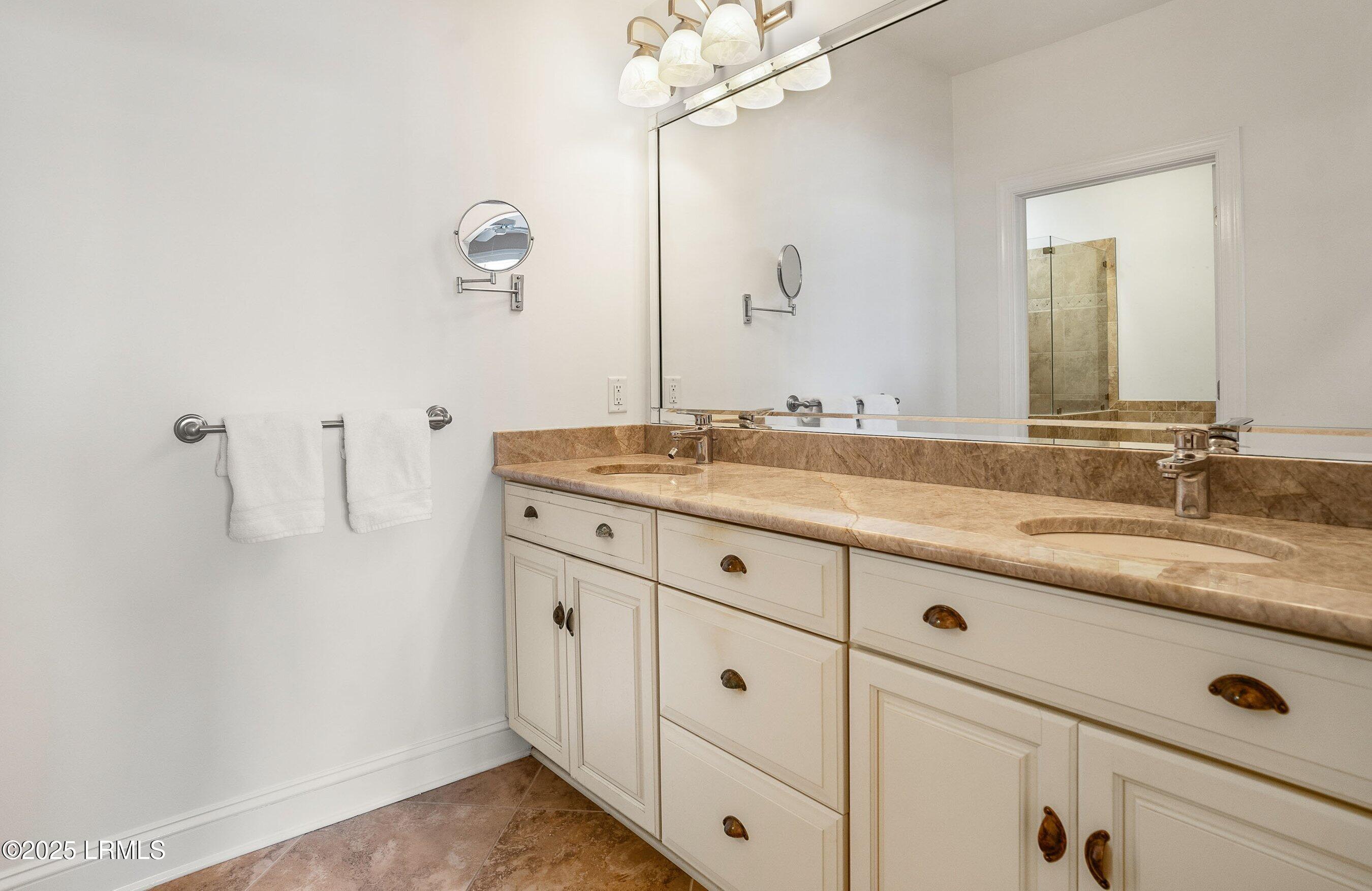 15 Sunset Boulevard, 1204