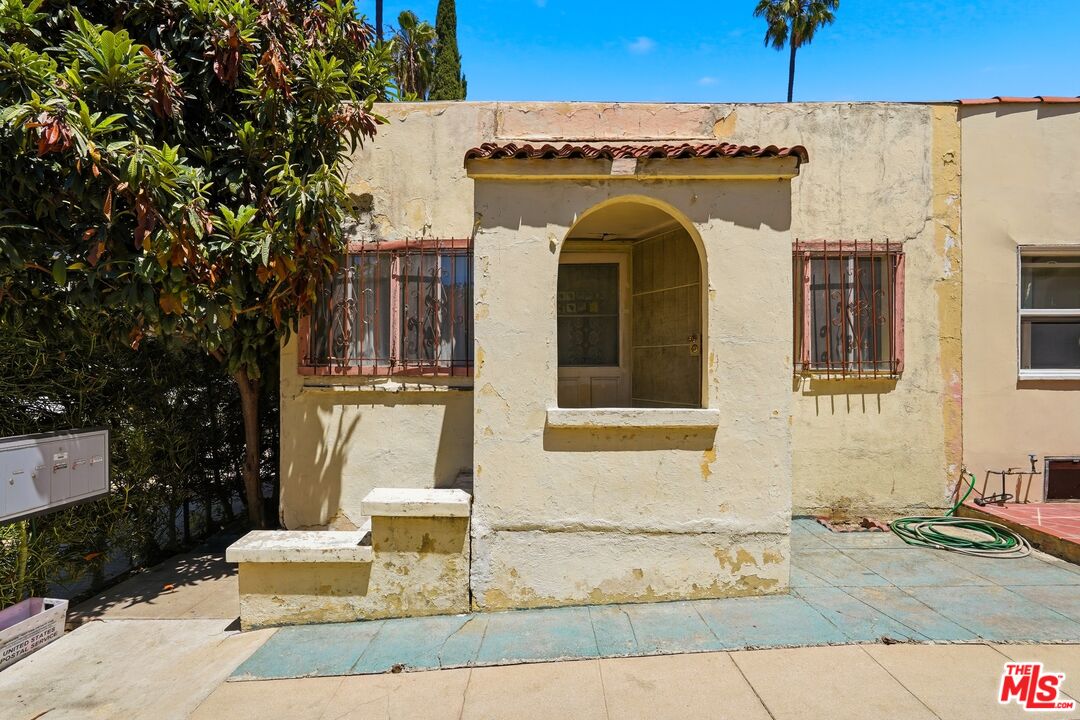 1410 N Serrano Ave