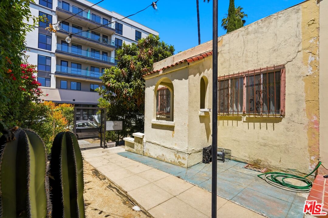 1410 N Serrano Ave