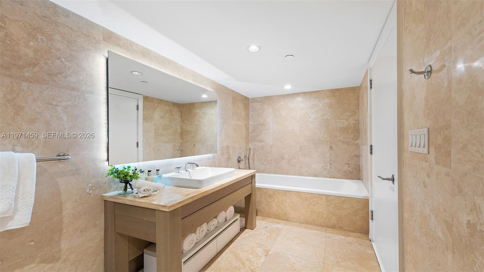 1 Hotel & Homes Residence 904