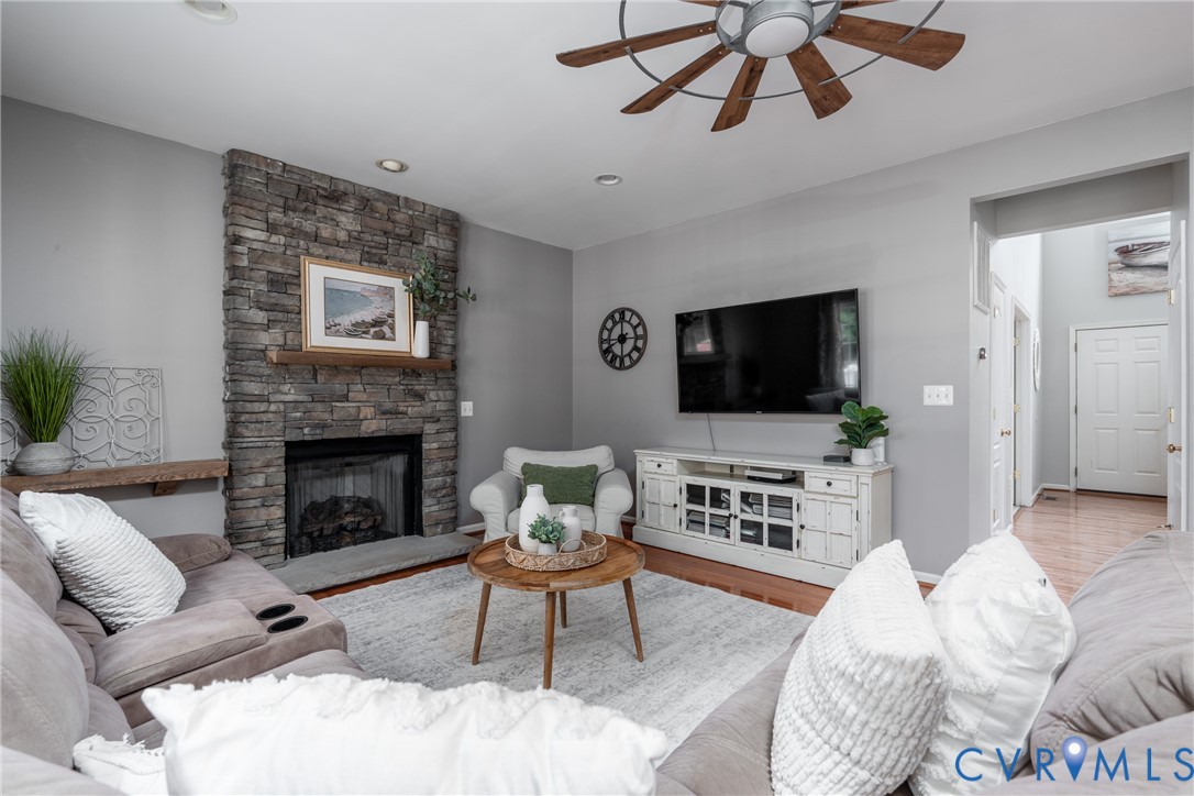 381 Shorewood Dr