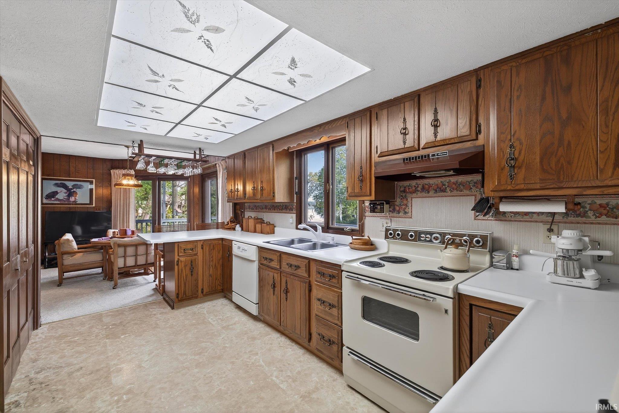 8002 Lakeview Drive