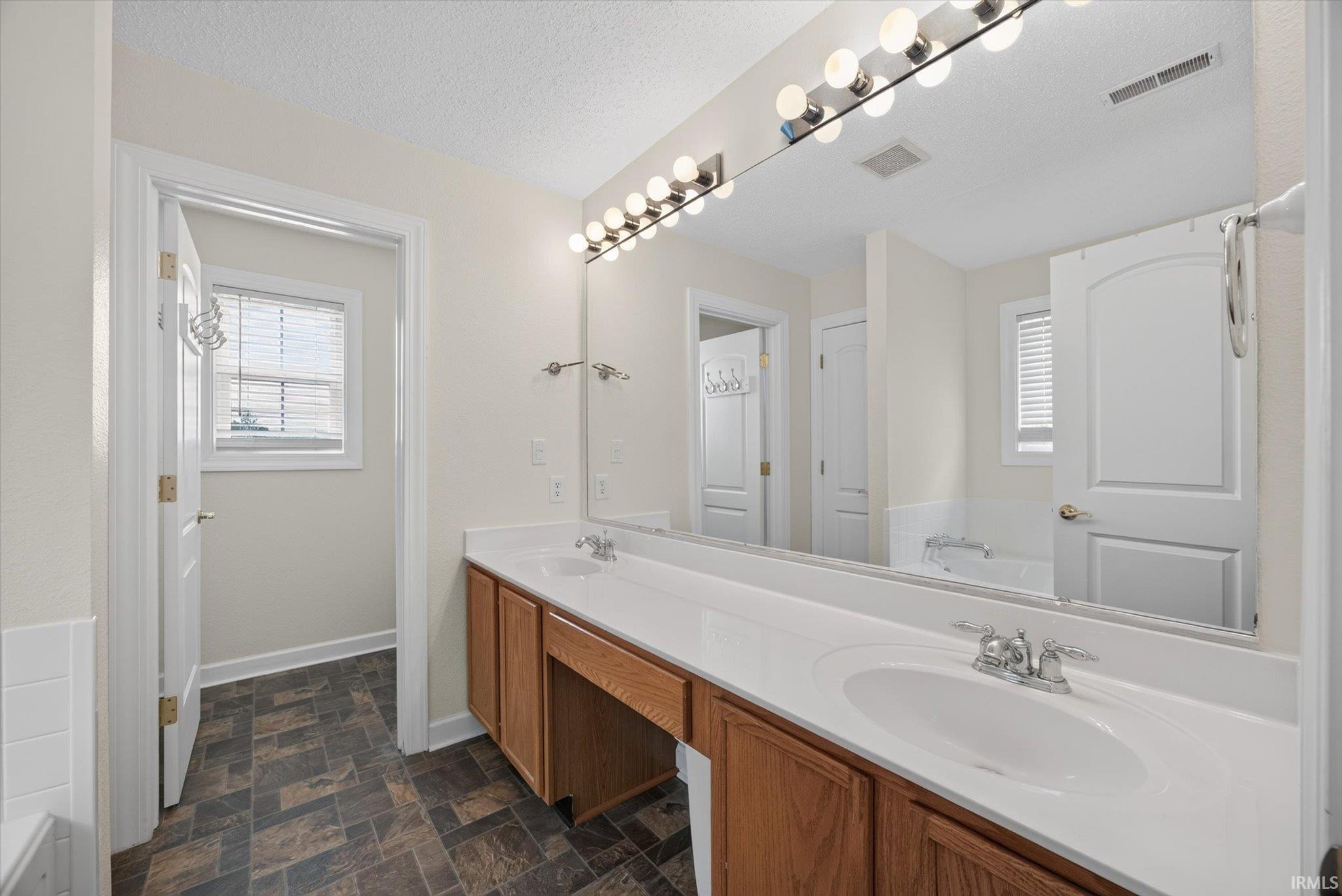 1400 W Caber Court